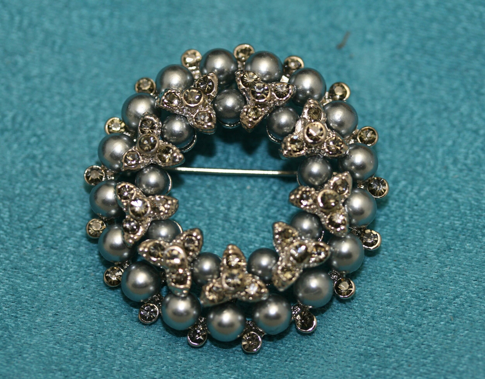 Vintage Faux Pearl Bead Gray Crystal Rhinestone Wreath Winter Reef Holiday Pin Brooch and Pendant