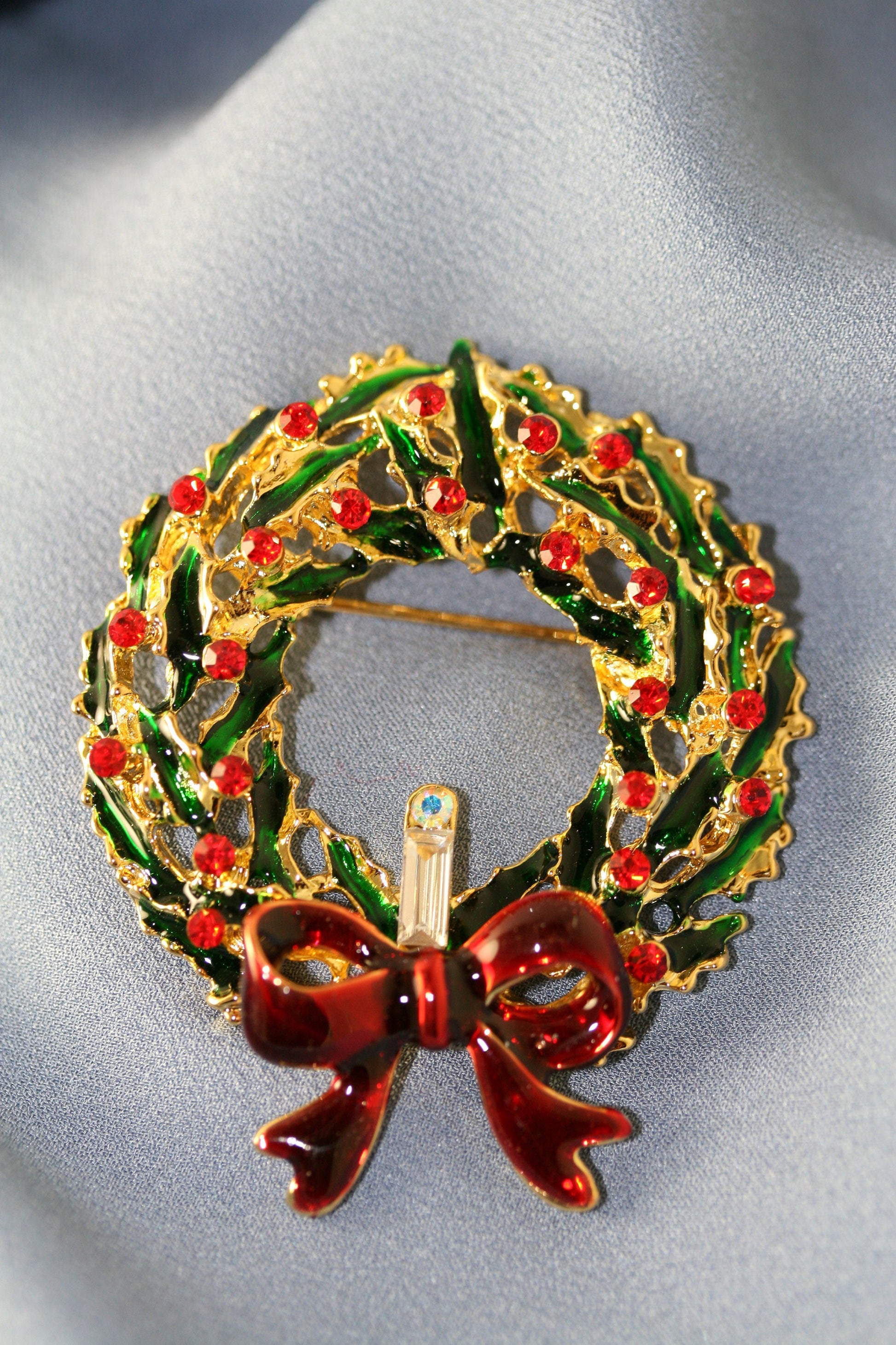 Gold Tone Emerald Green Ruby Red Rhinestone Christmas Wreath Pin Brooch, Xmas Holiday Jewelry Gift, Holiday Wreath Brooch