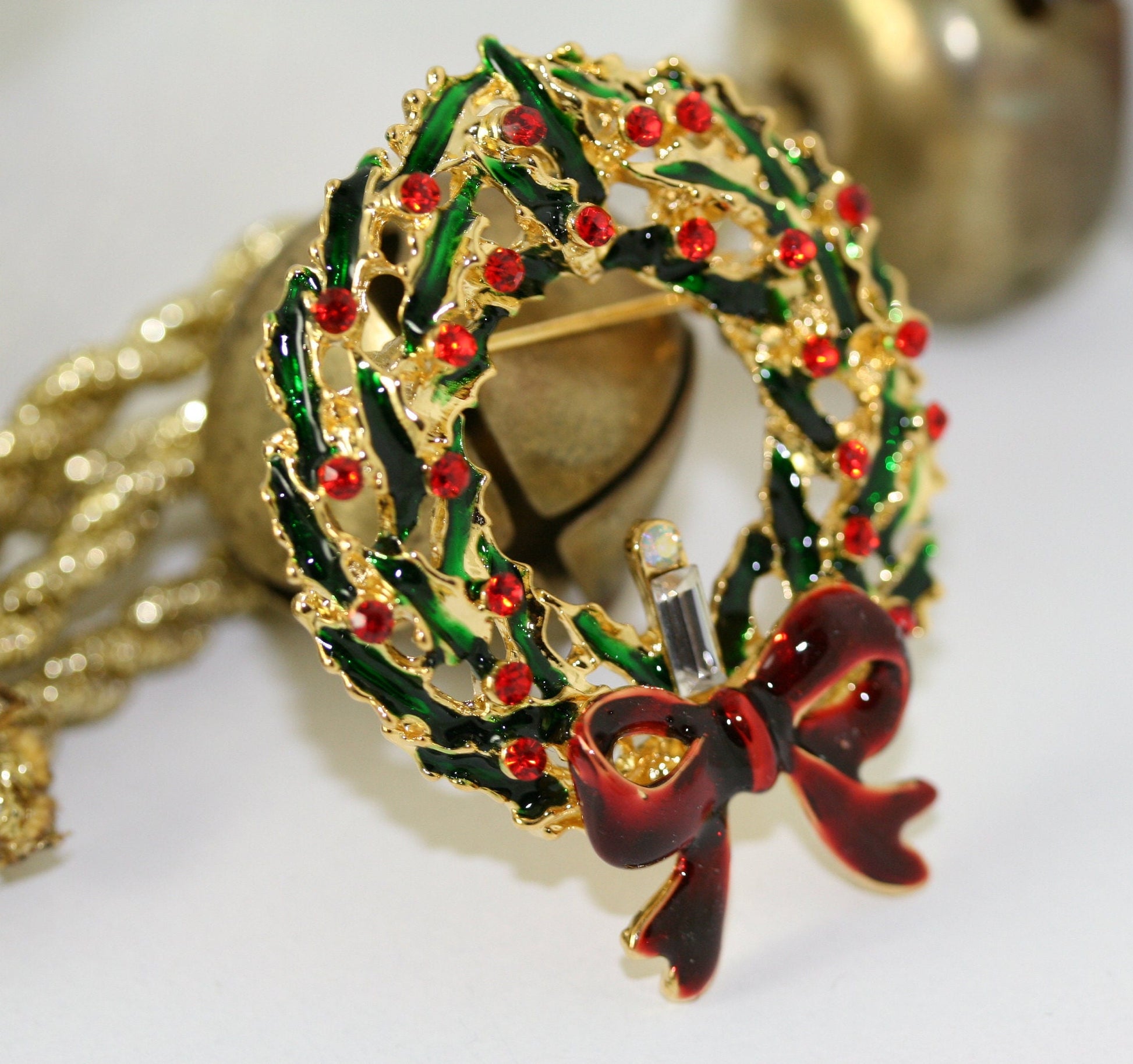Gold Tone Emerald Green Ruby Red Rhinestone Christmas Wreath Pin Brooch, Xmas Holiday Jewelry Gift, Holiday Wreath Brooch