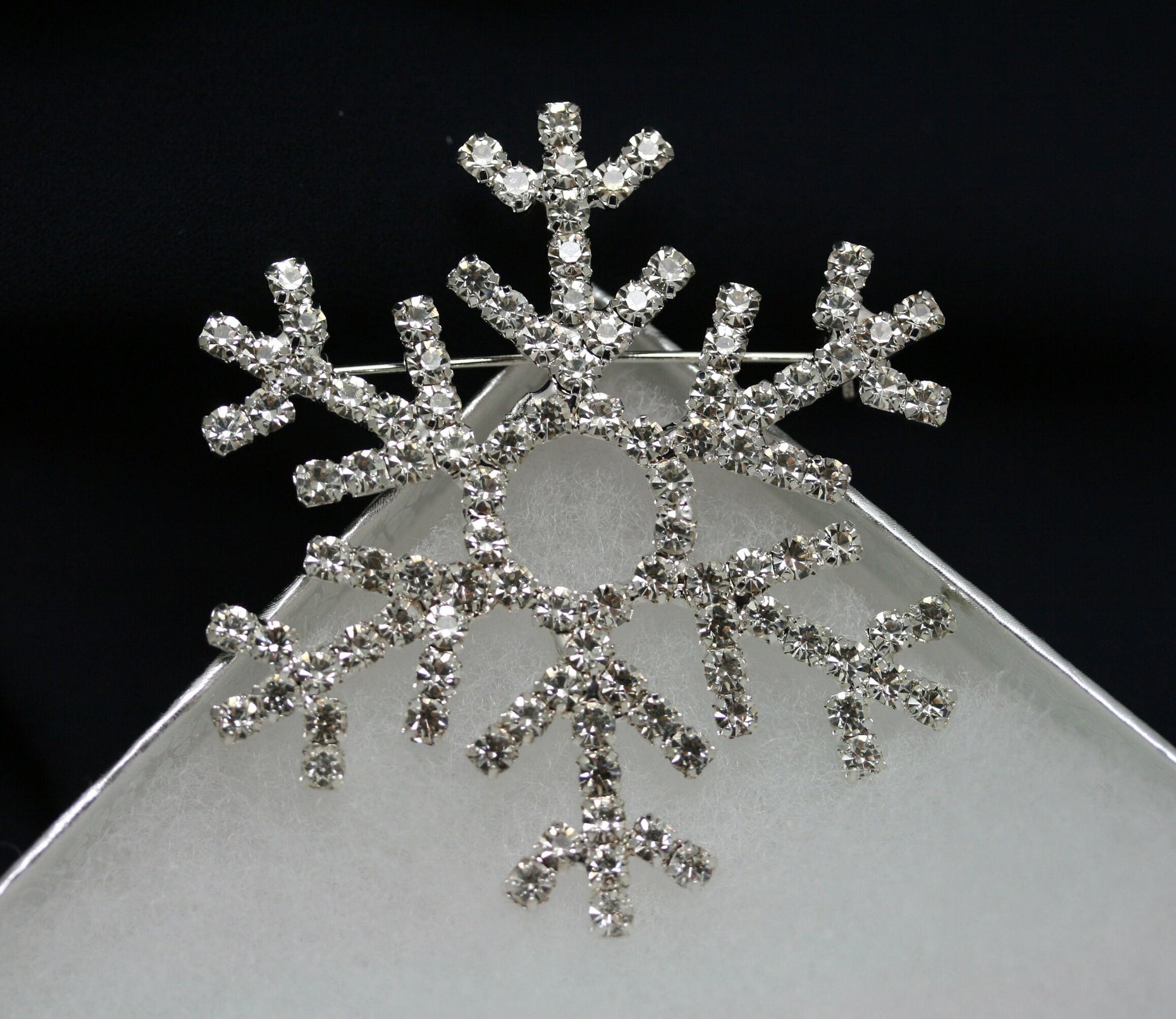 Super Sparkling Rhinestone Christmas Snowflake Brooch, Winter Snowflake Pin, Holiday Xmas Snowflake Jewelry Gift