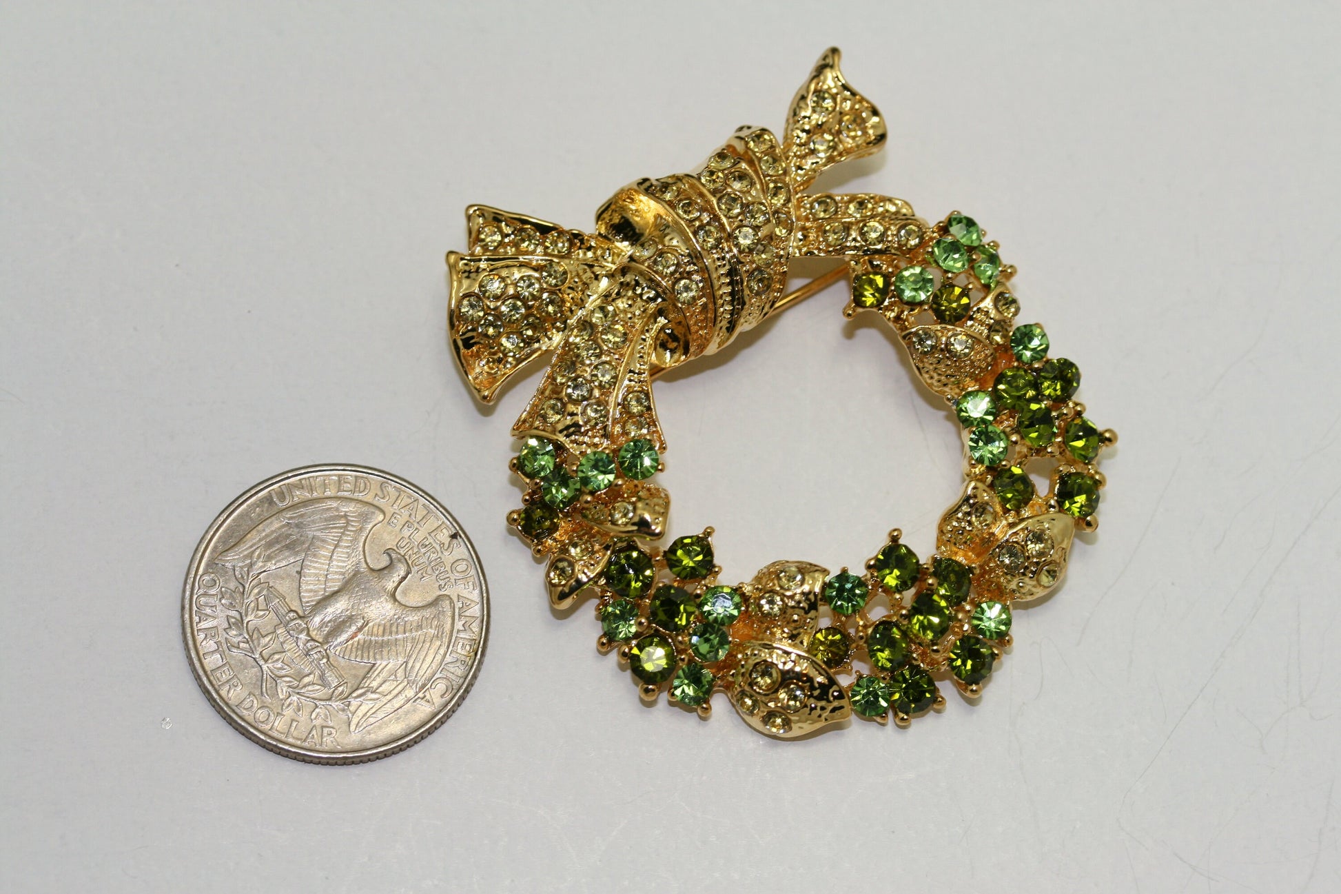 Green Gold Austrian Crystal Round Christmas Wreath Brooch Pin, Rhinestone Xmas Holiday Jewelry Women Gift