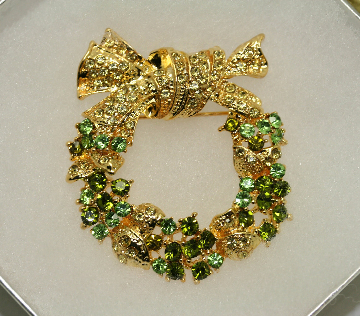 Green Gold Austrian Crystal Round Christmas Wreath Brooch Pin, Rhinestone Xmas Holiday Jewelry Women Gift