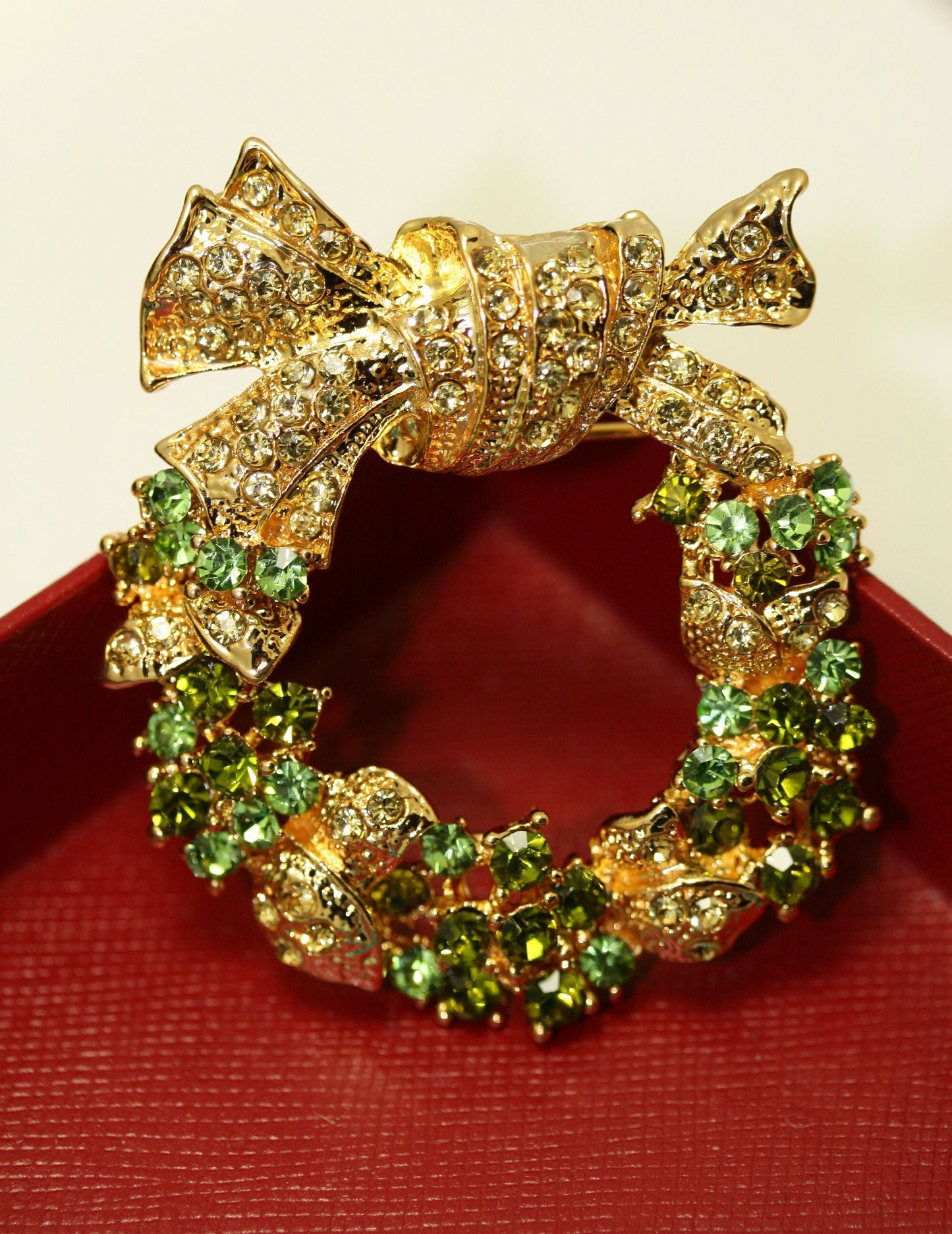 Green Gold Austrian Crystal Round Christmas Wreath Brooch Pin, Rhinestone Xmas Holiday Jewelry Women Gift