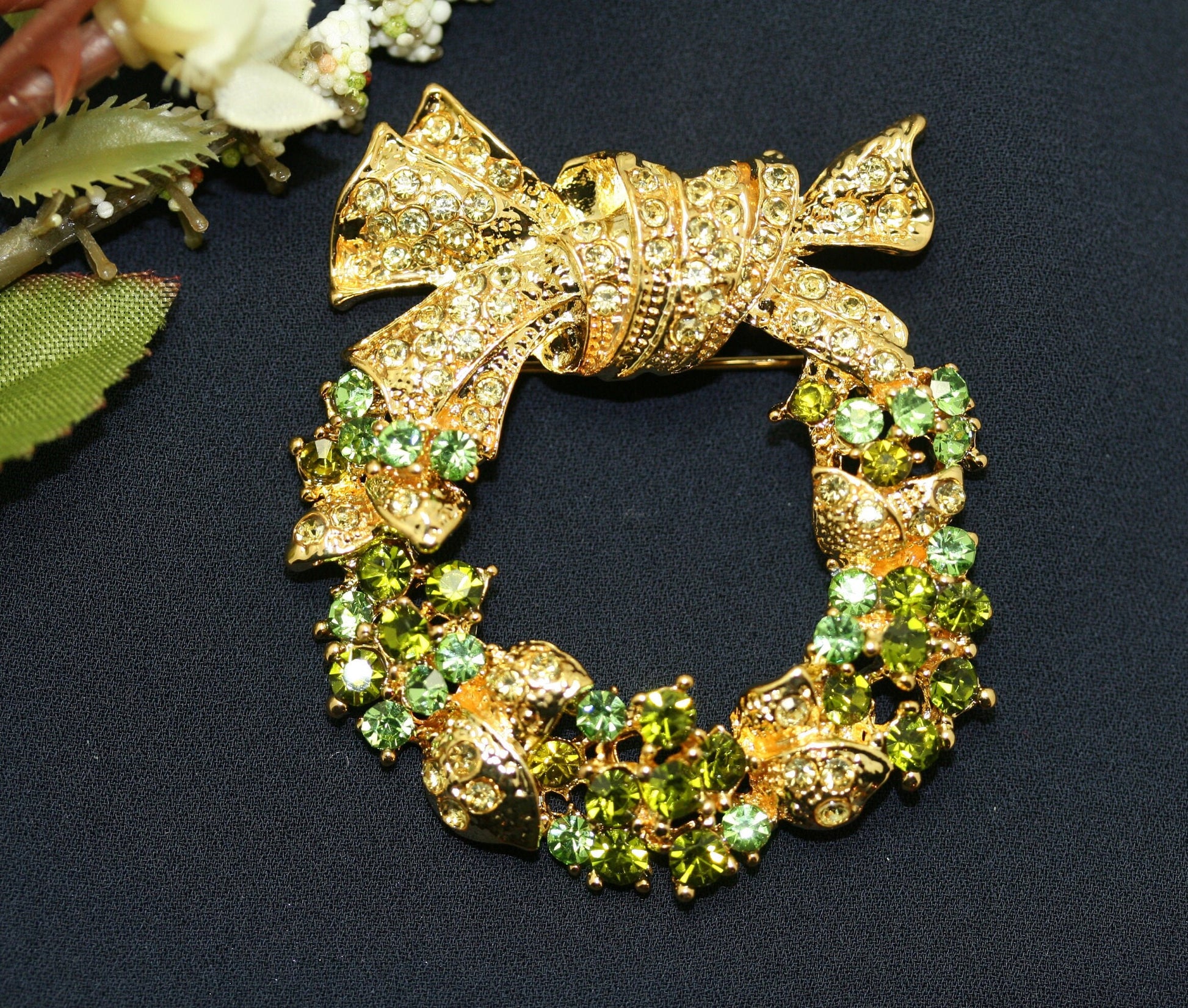 Green Gold Austrian Crystal Round Christmas Wreath Brooch Pin, Rhinestone Xmas Holiday Jewelry Women Gift