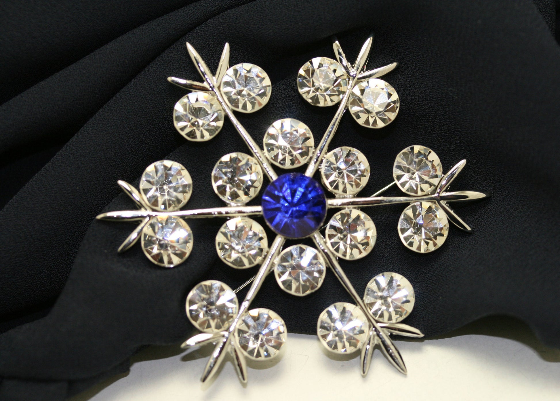 Silver-Plated Rhinestone Snowflake Brooch Pin, Crystal Christmas Winter Snowflake Jewelry Gift, Wedding Brooch