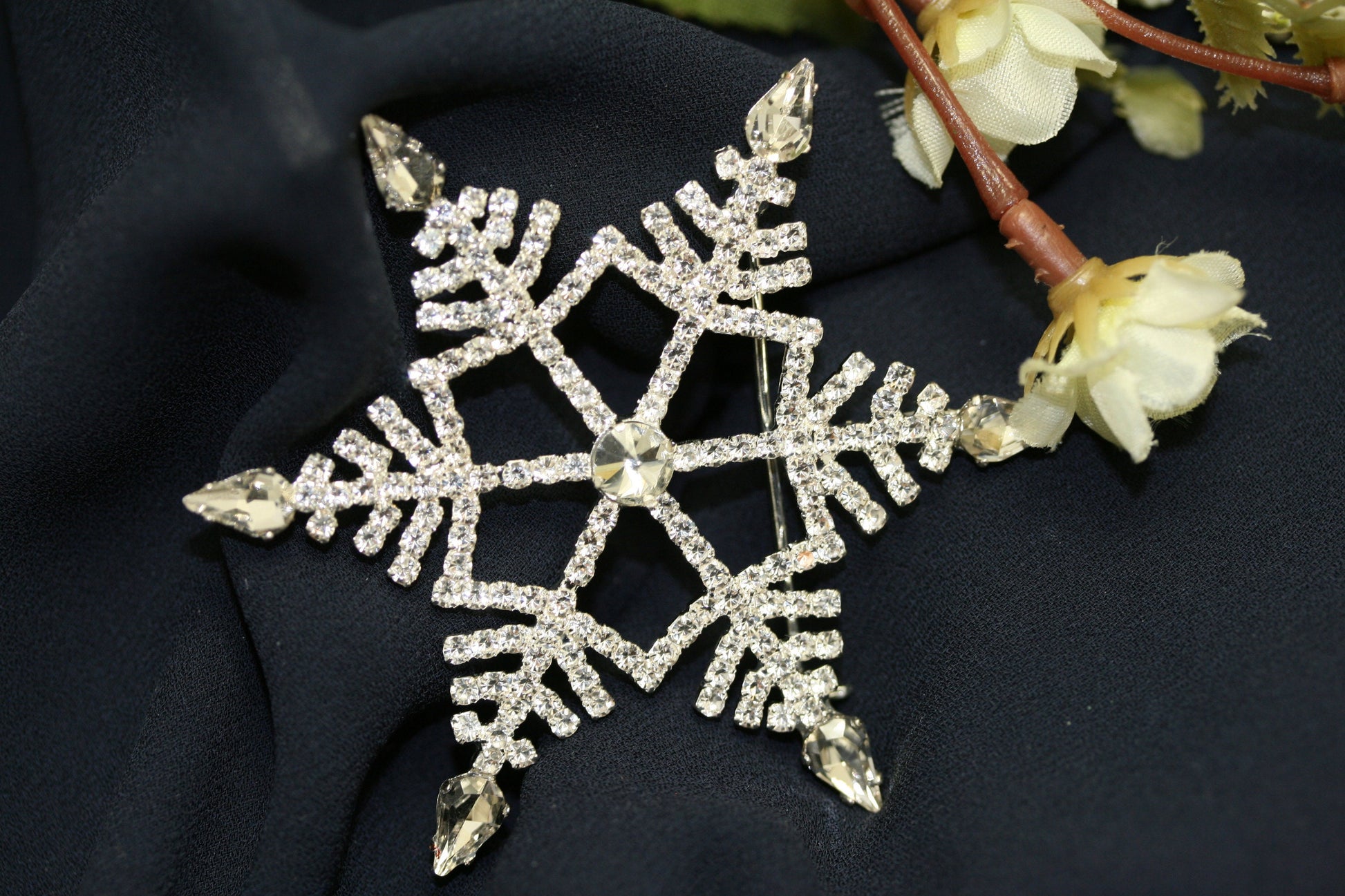 Winter Wonderland Large Christmas Snowflake Brooch clear silver Rhinestones pin, Winter Holiday Xmas Star Jewelry Gift