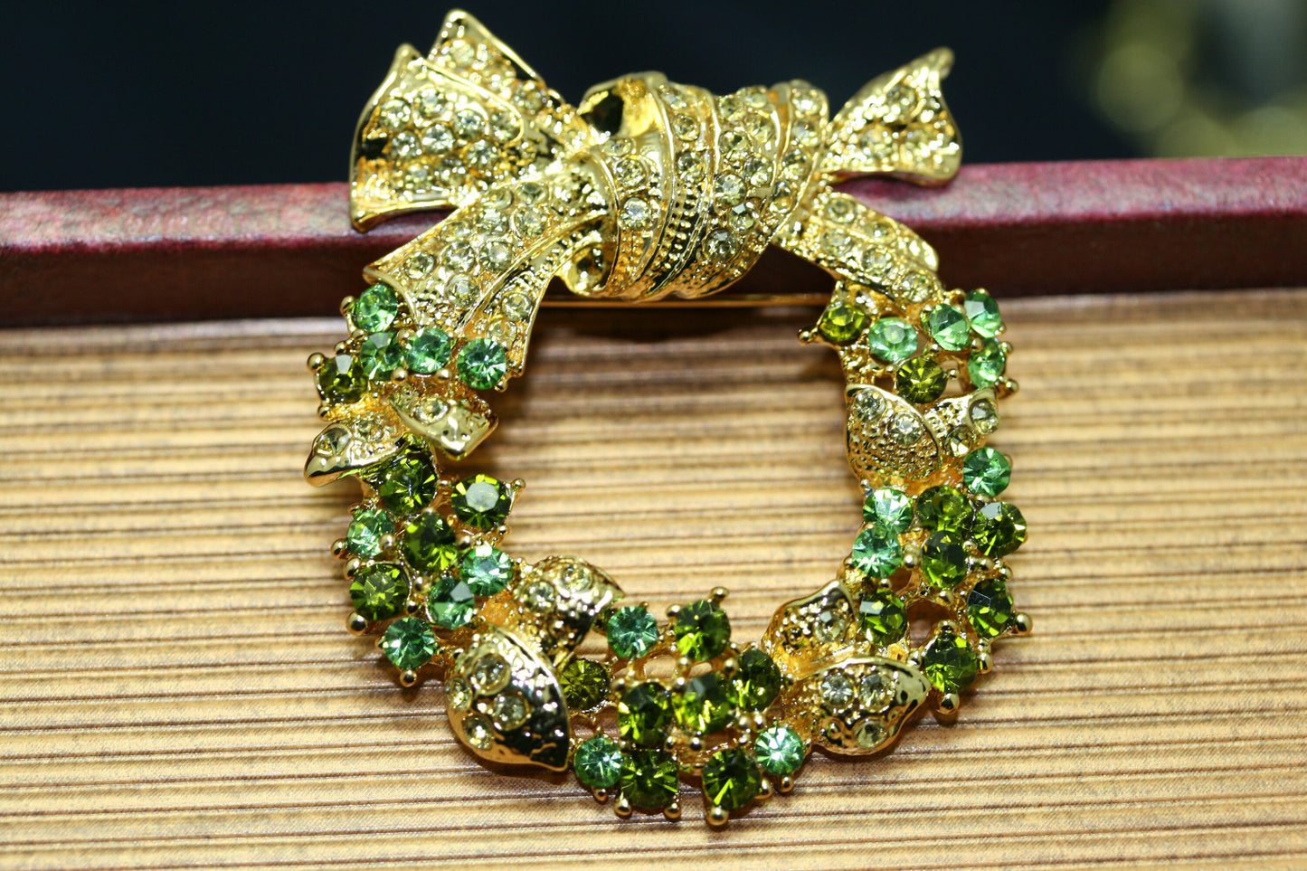 Green Gold Austrian Crystal Round Christmas Wreath Brooch Pin, Rhinestone Xmas Holiday Jewelry Women Gift