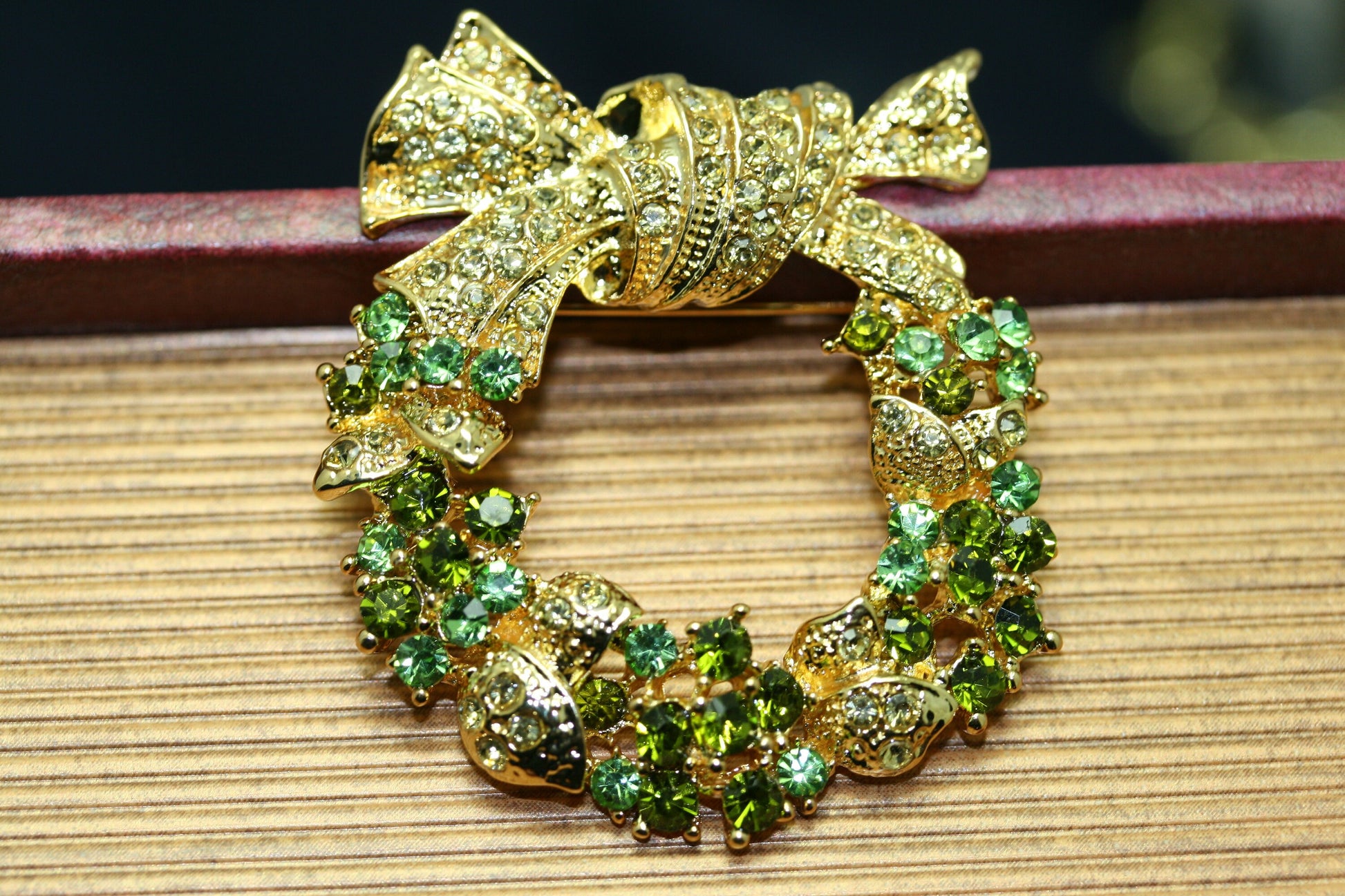 Green Gold Austrian Crystal Round Christmas Wreath Brooch Pin, Rhinestone Xmas Holiday Jewelry Women Gift