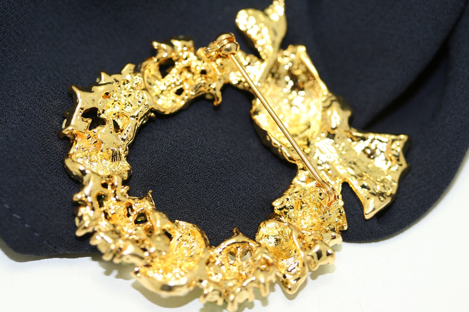 Green Gold Austrian Crystal Round Christmas Wreath Brooch Pin, Rhinestone Xmas Holiday Jewelry Women Gift