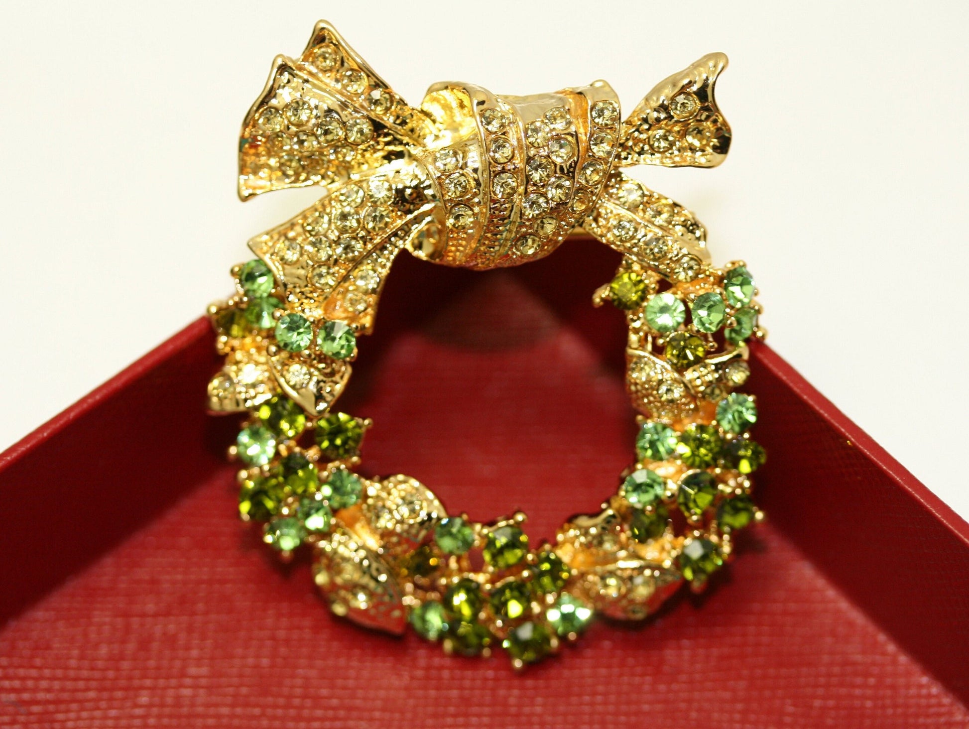 Green Gold Austrian Crystal Round Christmas Wreath Brooch Pin, Rhinestone Xmas Holiday Jewelry Women Gift