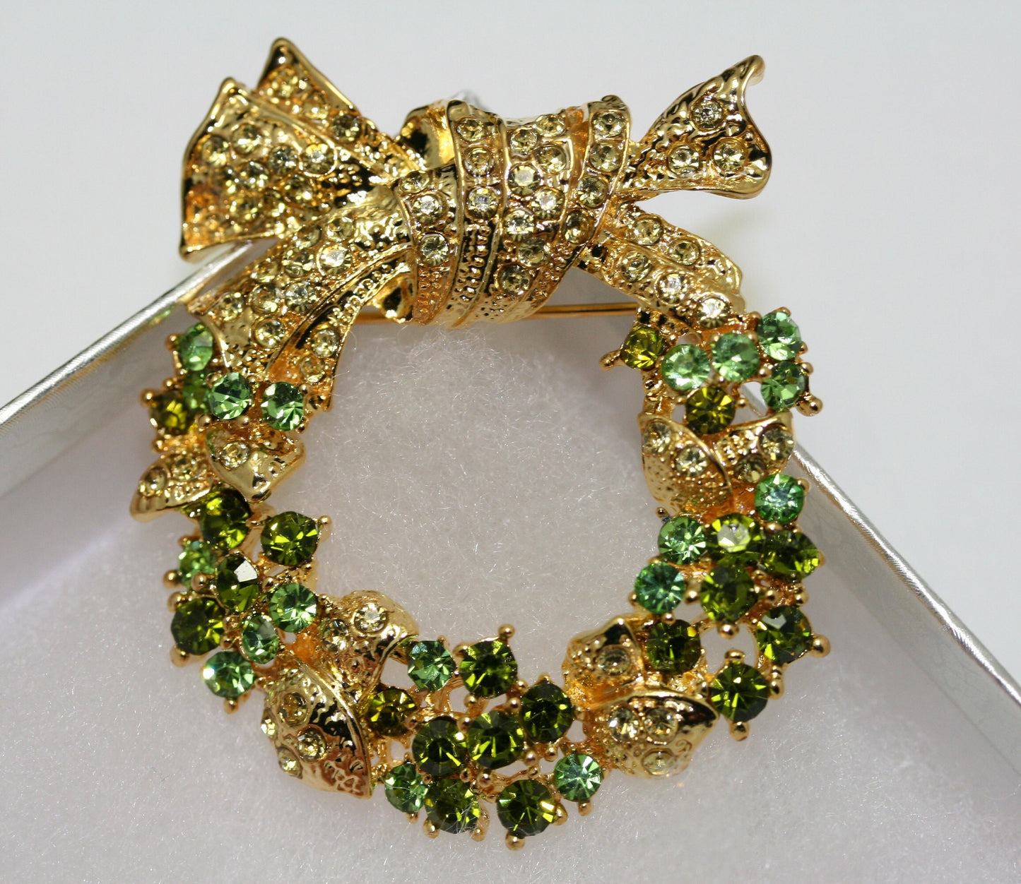 Green Gold Austrian Crystal Round Christmas Wreath Brooch Pin, Rhinestone Xmas Holiday Jewelry Women Gift
