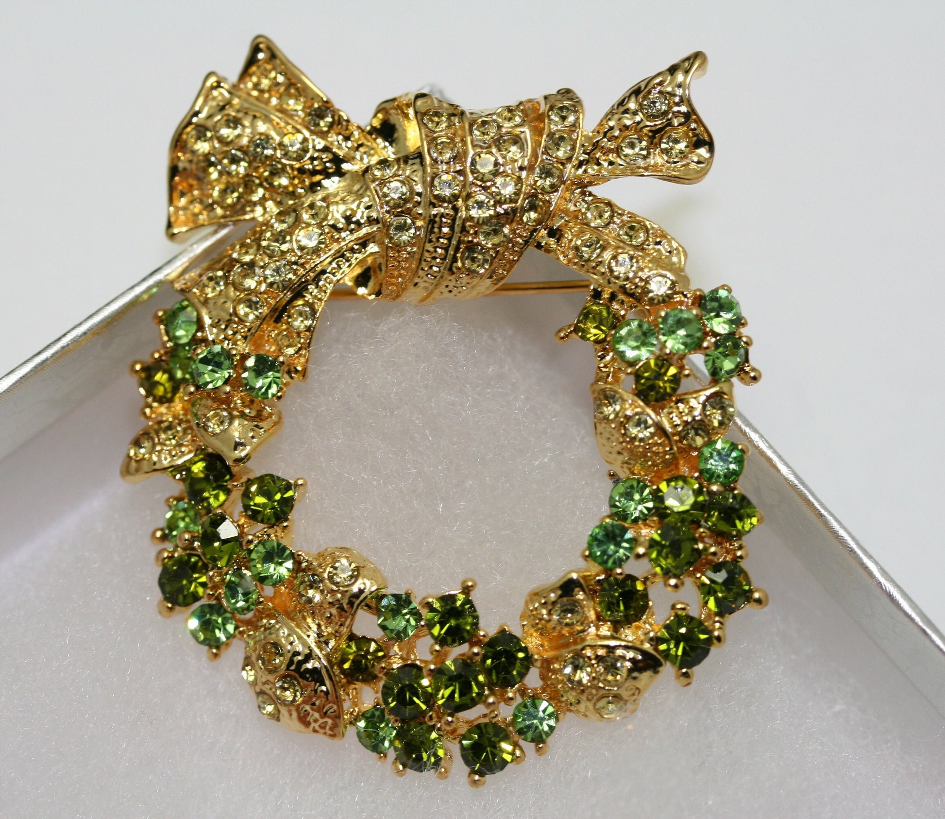 Green Gold Austrian Crystal Round Christmas Wreath Brooch Pin, Rhinestone Xmas Holiday Jewelry Women Gift