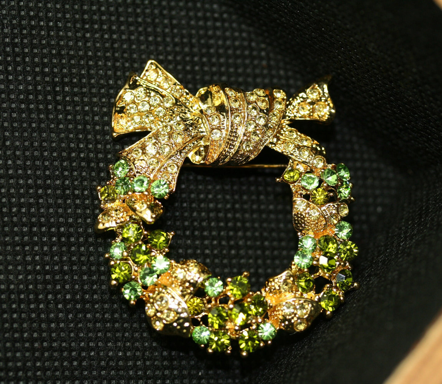 Green Gold Austrian Crystal Round Christmas Wreath Brooch Pin, Rhinestone Xmas Holiday Jewelry Women Gift