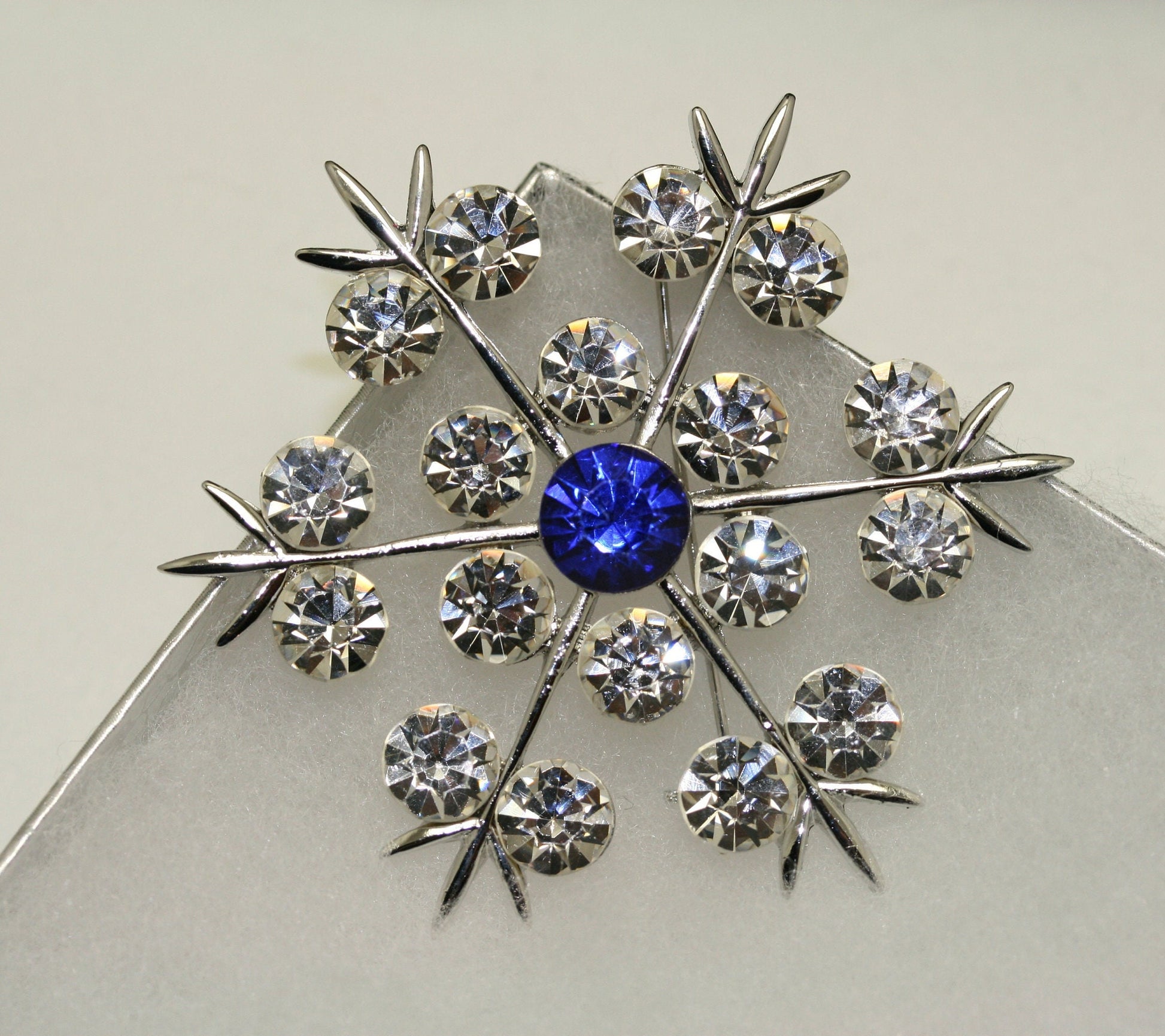Silver-Plated Rhinestone Snowflake Brooch Pin, Crystal Christmas Winter Snowflake Jewelry Gift, Wedding Brooch
