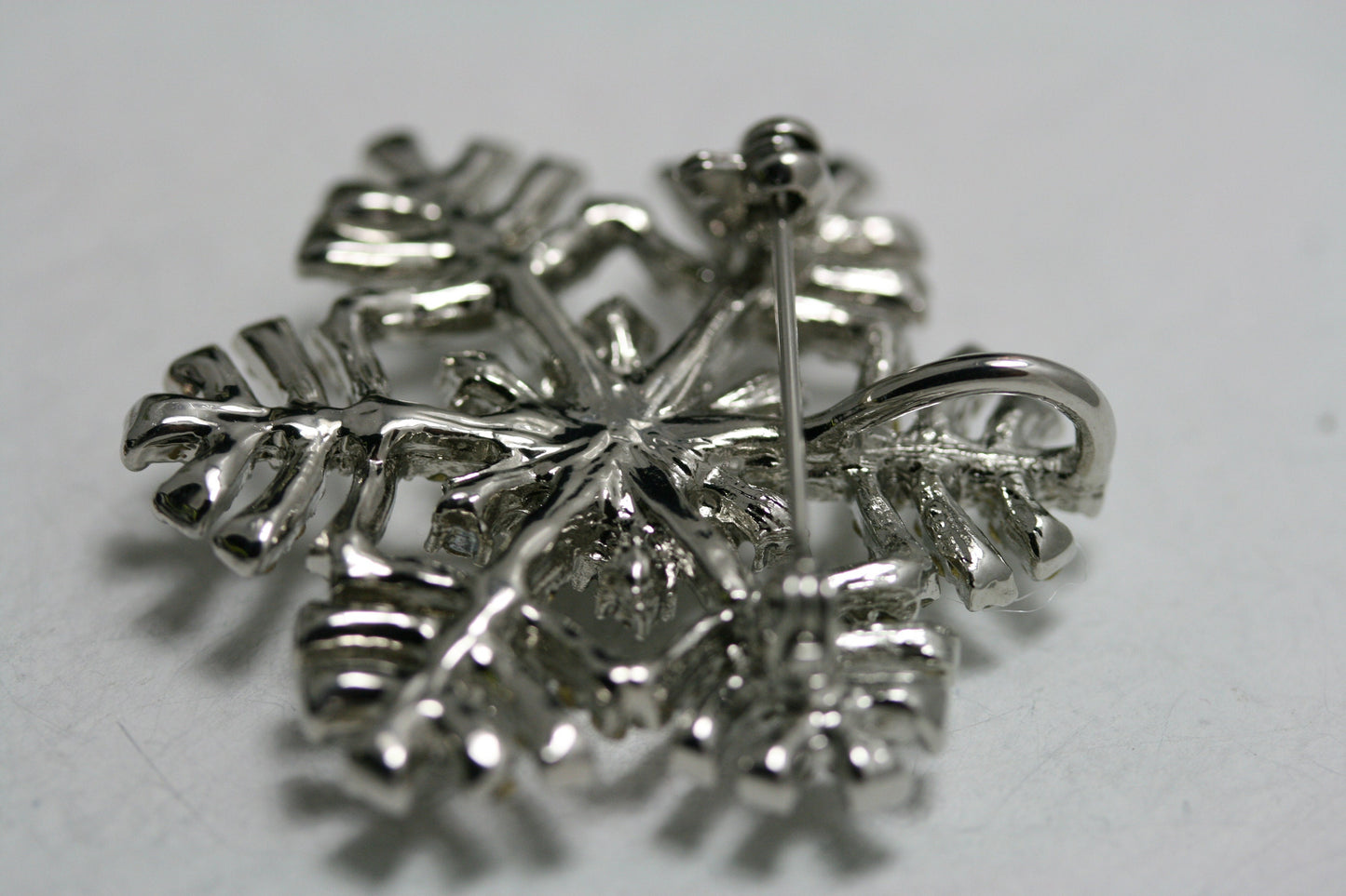 Rhinestone Crystal Snowflake Pin & Pendant, Women's Holiday Corsage Jewelry Winter Crystal Flower Pin Christmas Snowflake Jewelry Gift