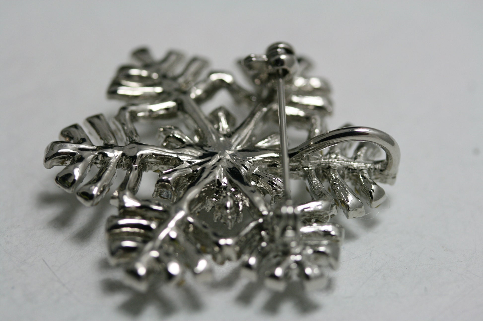 Rhinestone Crystal Snowflake Pin & Pendant, Women's Holiday Corsage Jewelry Winter Crystal Flower Pin Christmas Snowflake Jewelry Gift