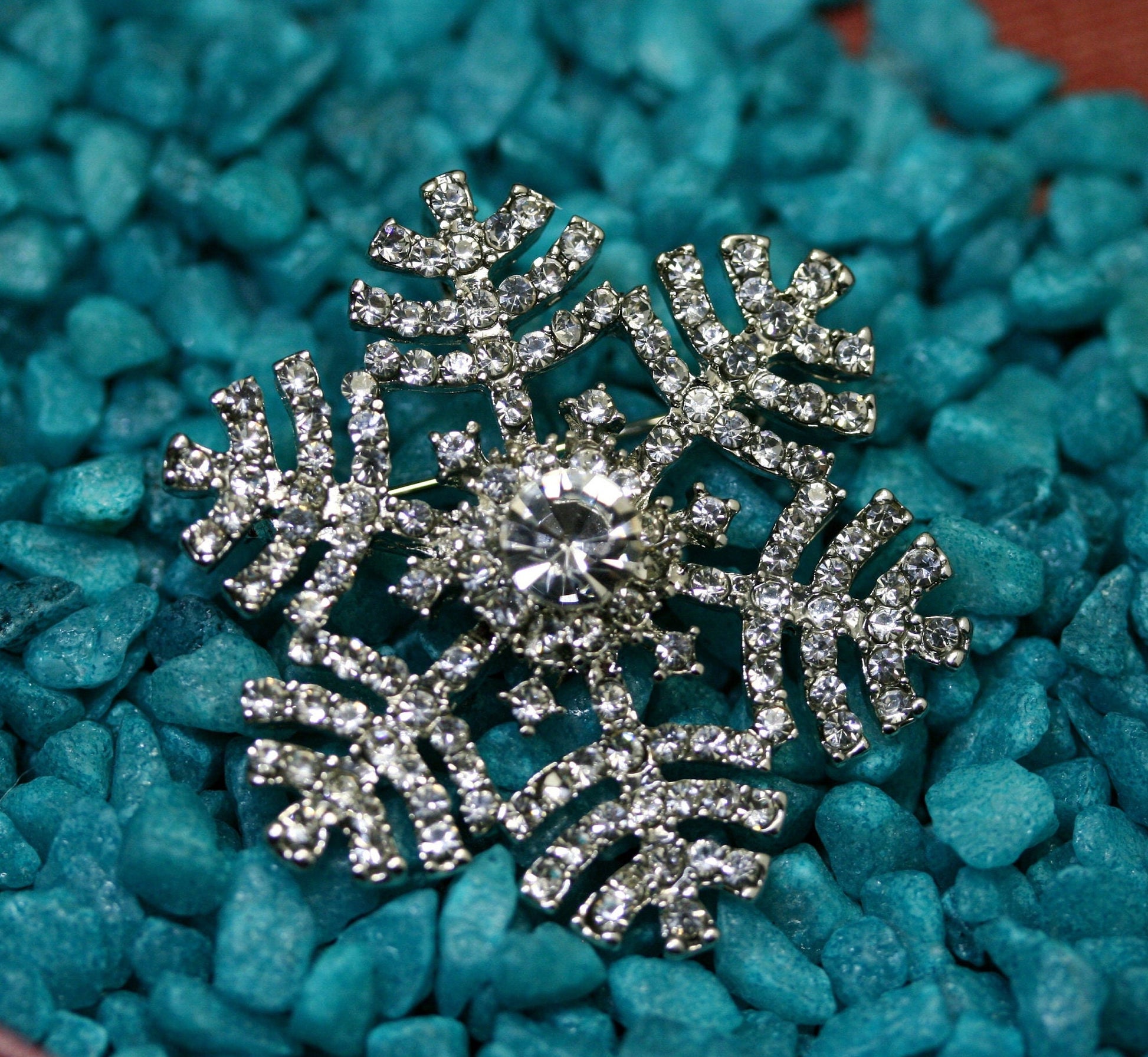 Rhinestone Crystal Snowflake Pin & Pendant, Women's Holiday Corsage Jewelry Winter Crystal Flower Pin Christmas Snowflake Jewelry Gift