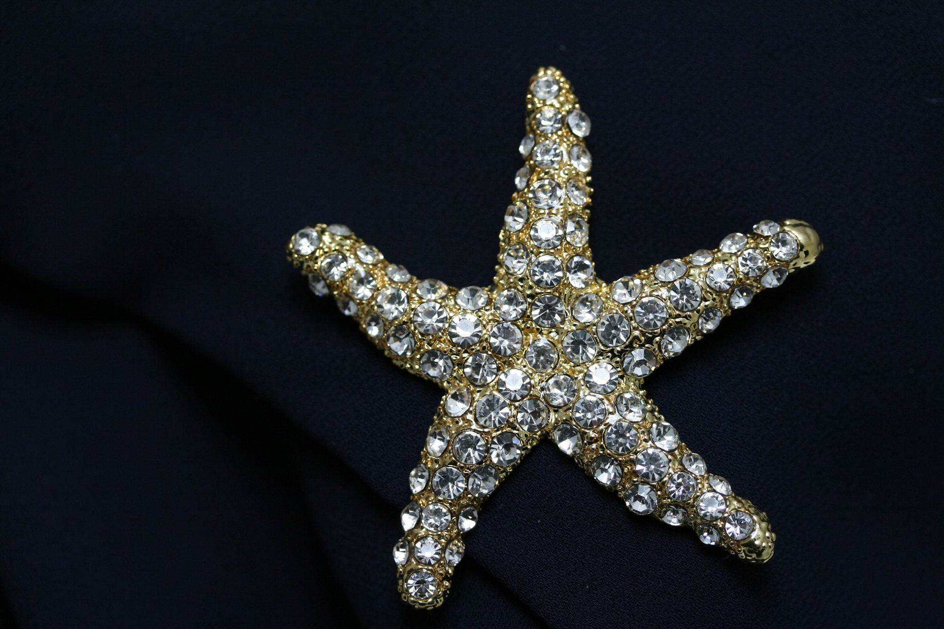 Rhinestone starfish brooch pin in gold-plate, Crystal Sea life Jewelry Gift, Rhinestone brooch for ocean beach bouquet