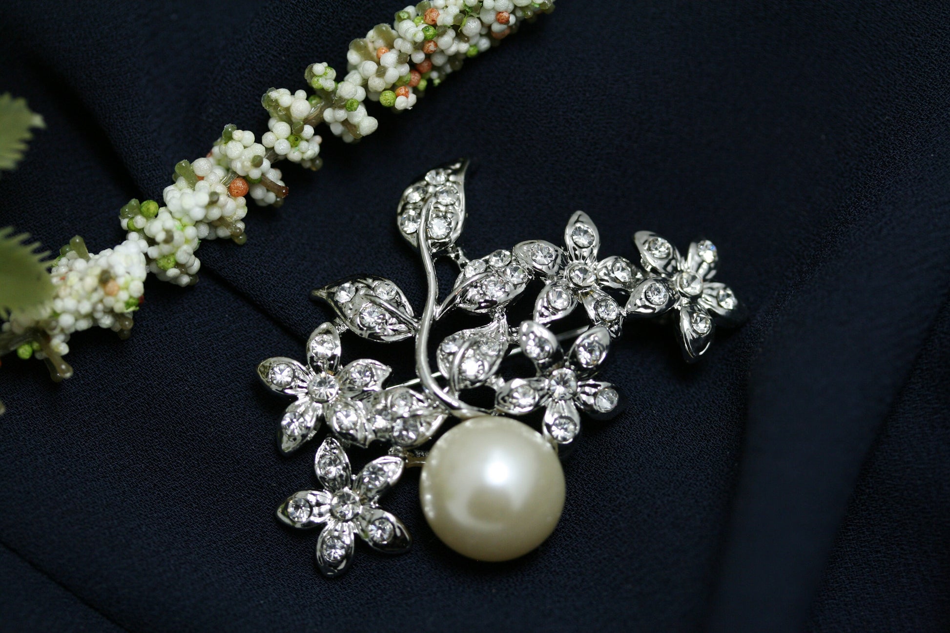 Elegant Faux Pearl Leaf Brooch ，Plant Brooch Pins Women Clothing Fashion Jewelry Gifts， Faux Pearl Fashion Jewelry For Her