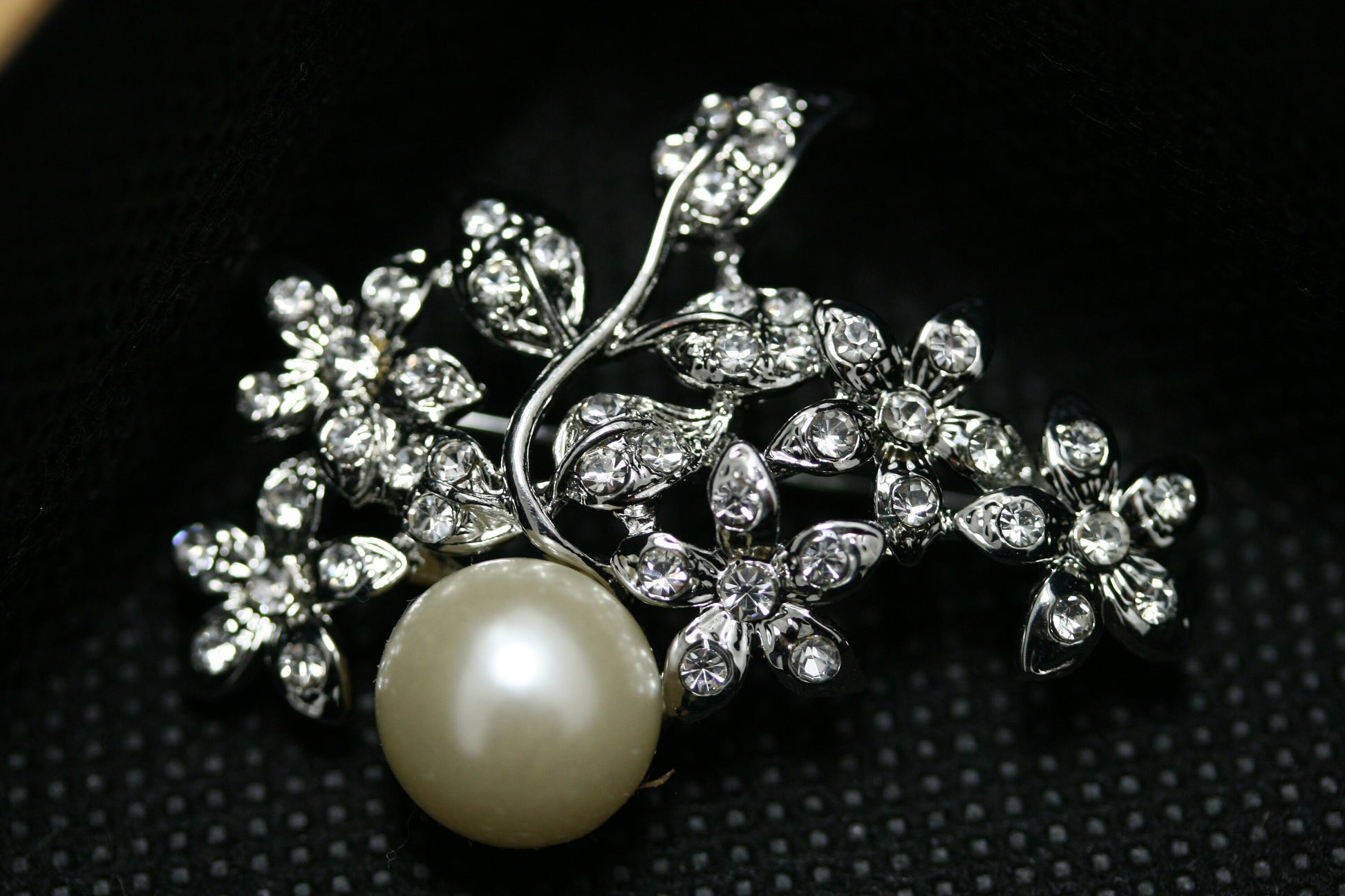 Elegant Faux Pearl Leaf Brooch ，Plant Brooch Pins Women Clothing Fashion Jewelry Gifts， Faux Pearl Fashion Jewelry For Her