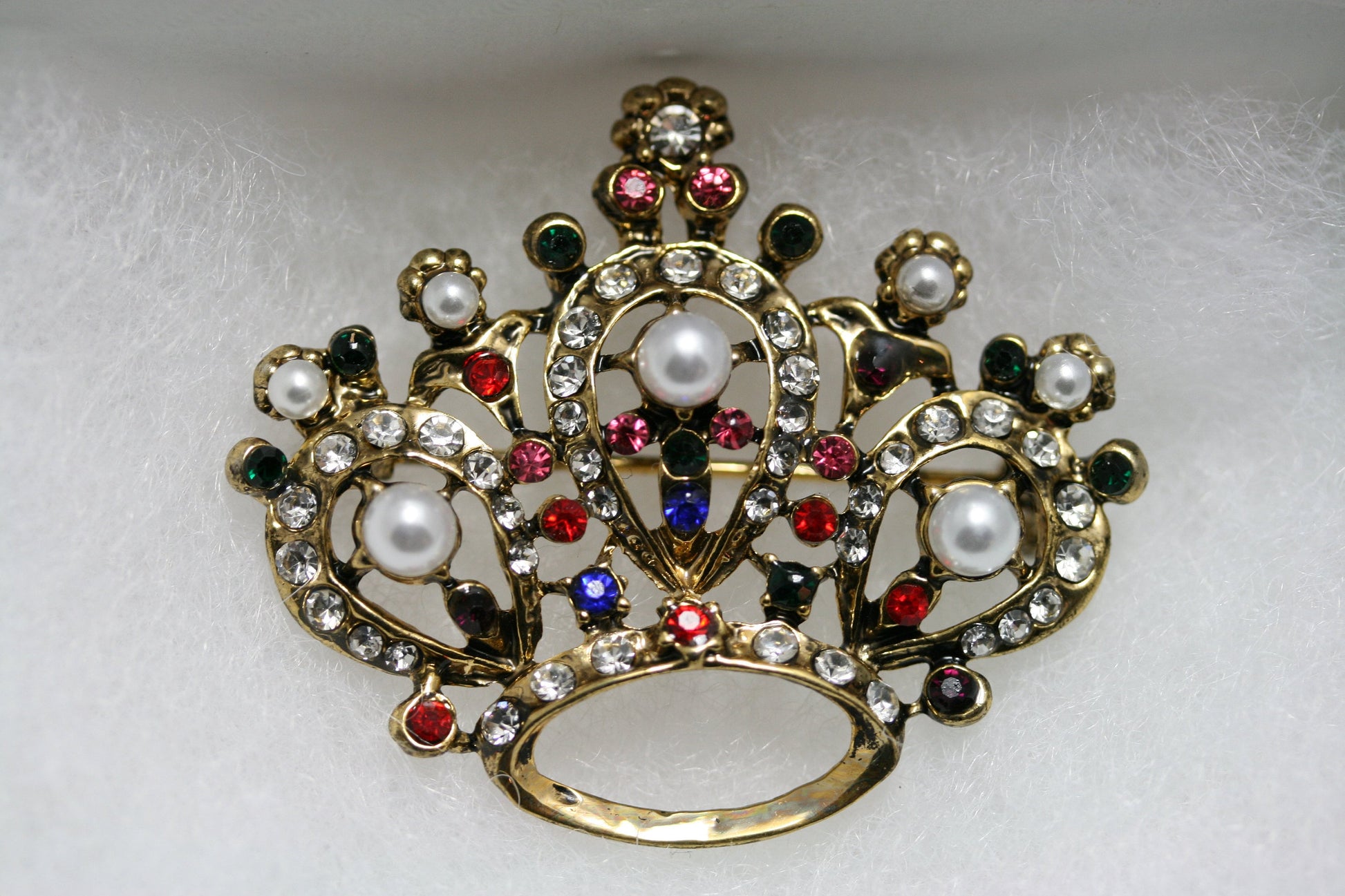 Vintage Rhinestone Crown Brooch Pin With Faux Seed Pearl In Antique Gold Tone