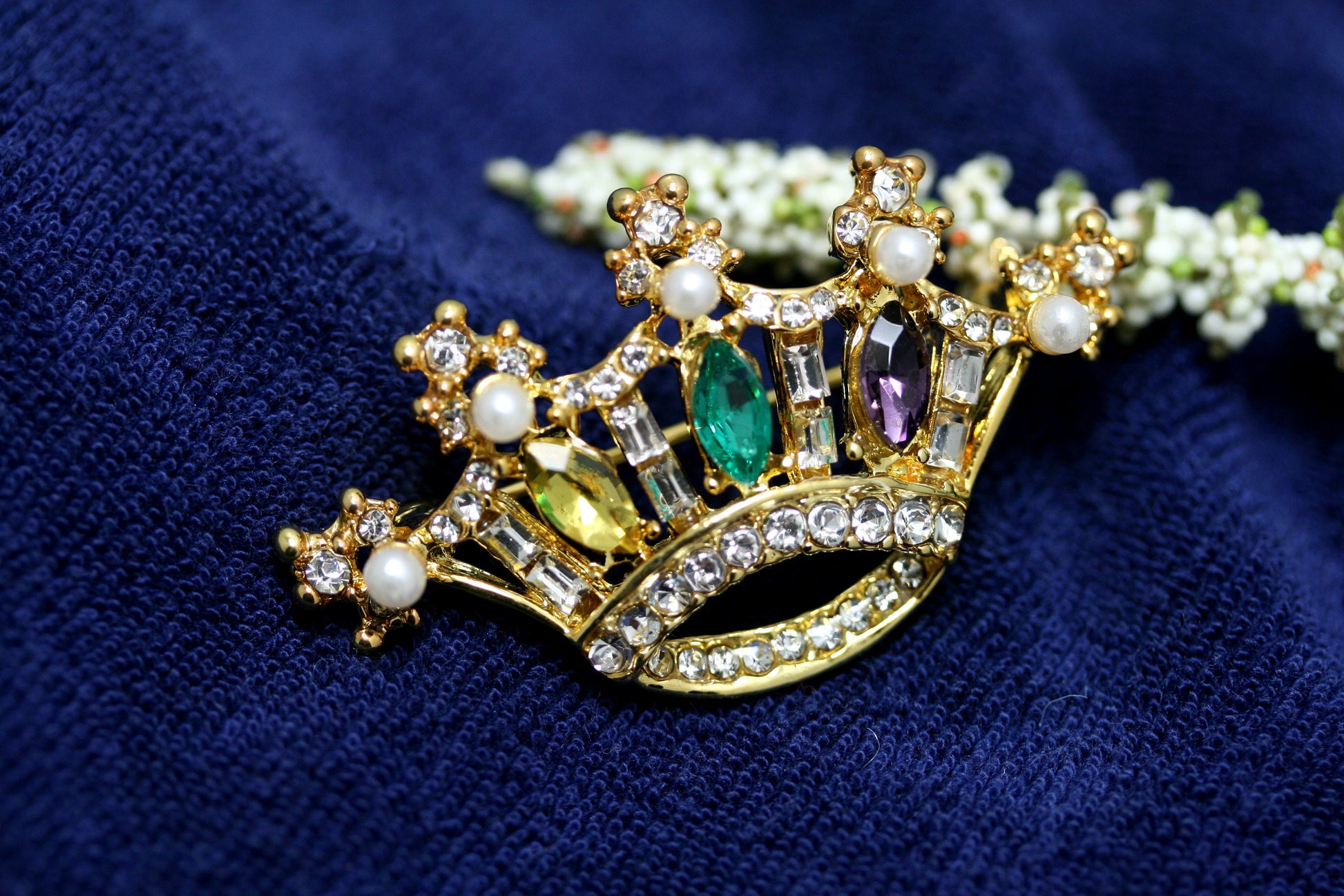 CROWN Pin Mardi Gras RHINESTONE Crystal Brooch, Crown Brooch with Peral Pin, Crystal Crown Brooch Jewelry