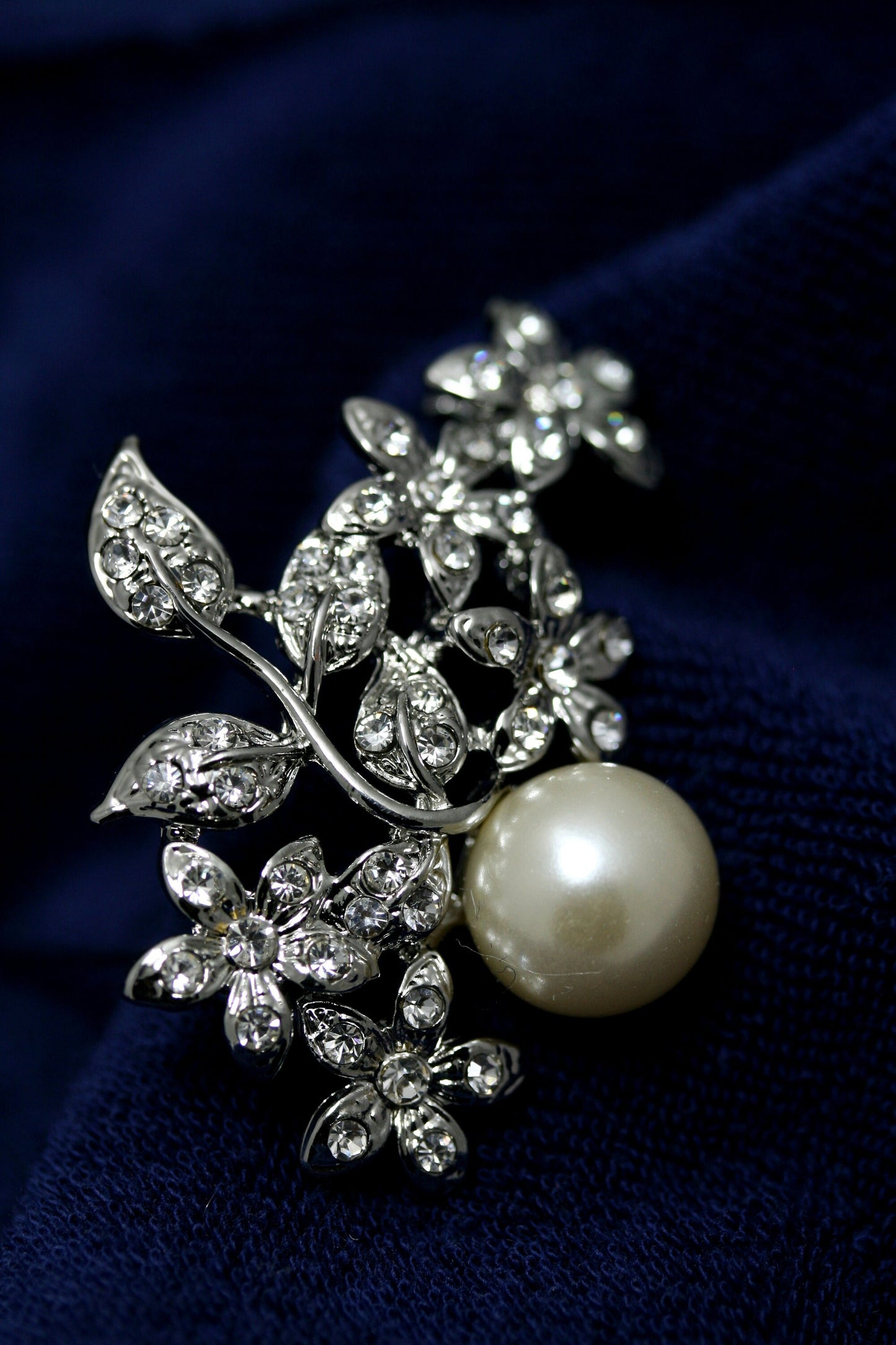 Elegant Faux Pearl Leaf Brooch ，Plant Brooch Pins Women Clothing Fashion Jewelry Gifts， Faux Pearl Fashion Jewelry For Her