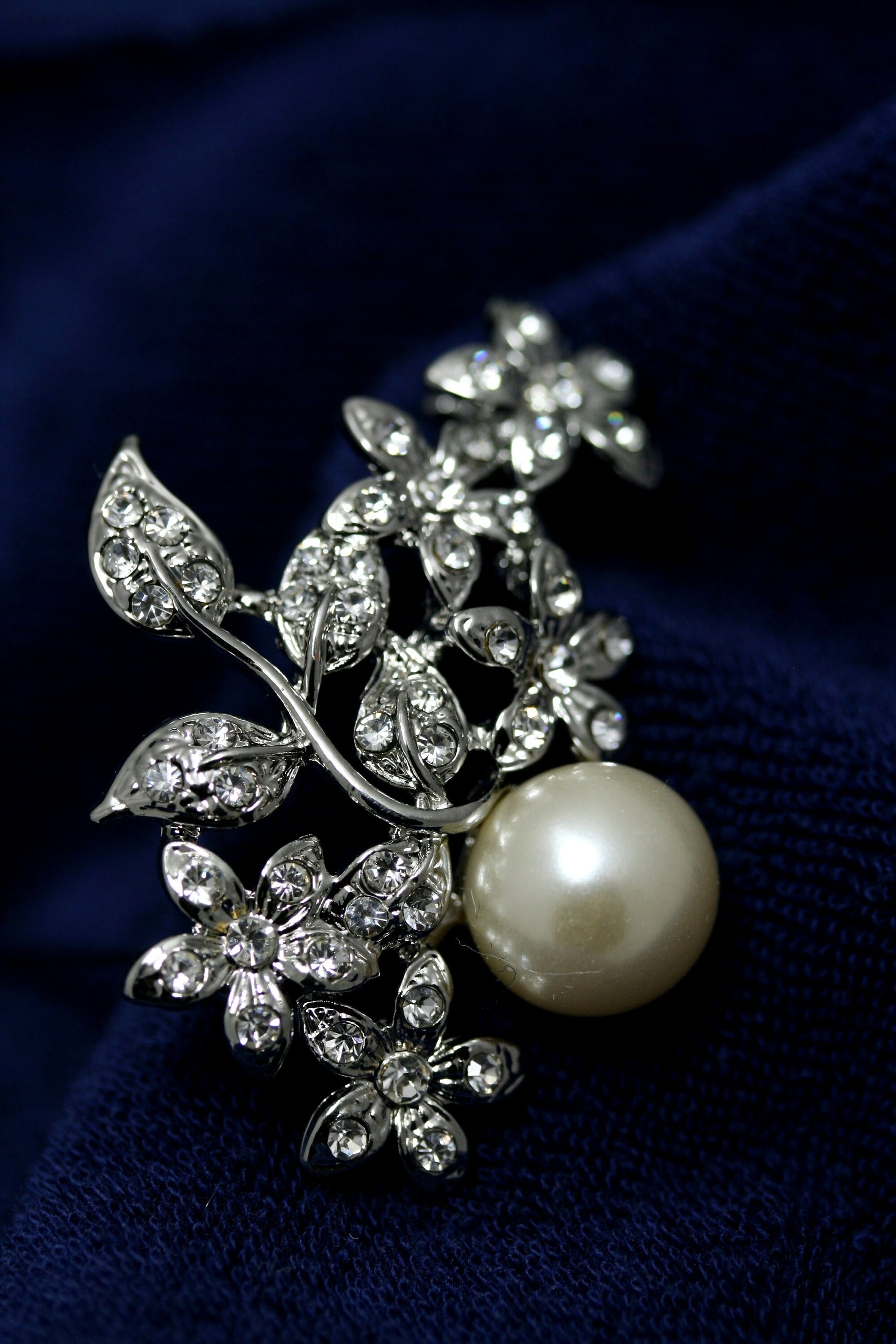 Elegant Faux Pearl Leaf Brooch ，Plant Brooch Pins Women Clothing Fashion Jewelry Gifts， Faux Pearl Fashion Jewelry For Her