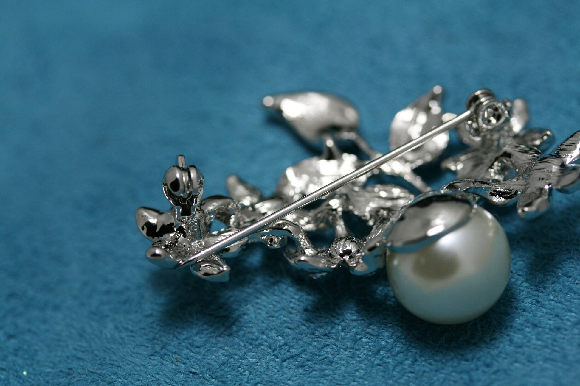 Elegant Faux Pearl Leaf Brooch ，Plant Brooch Pins Women Clothing Fashion Jewelry Gifts， Faux Pearl Fashion Jewelry For Her