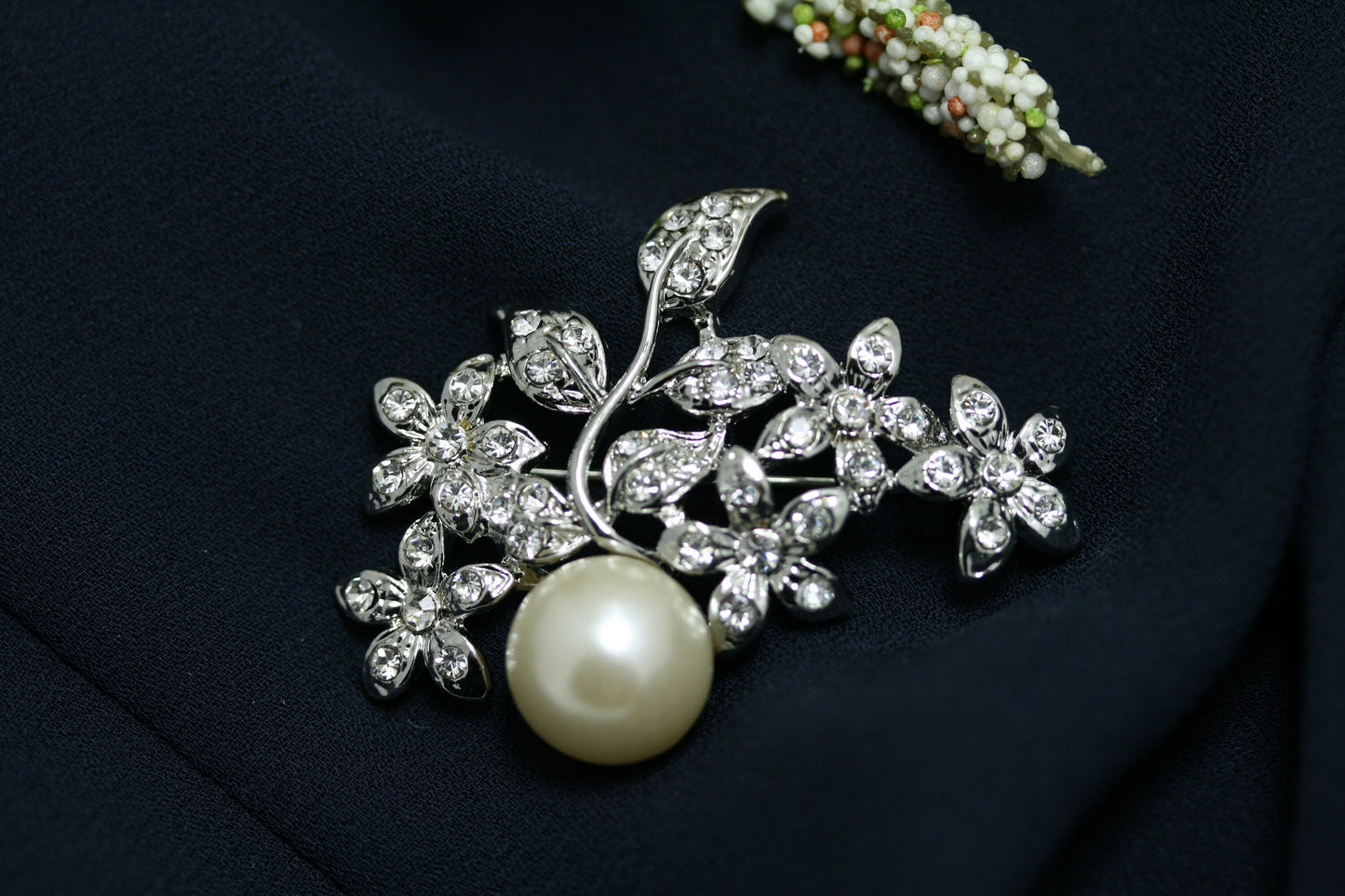 Elegant Faux Pearl Leaf Brooch ，Plant Brooch Pins Women Clothing Fashion Jewelry Gifts， Faux Pearl Fashion Jewelry For Her