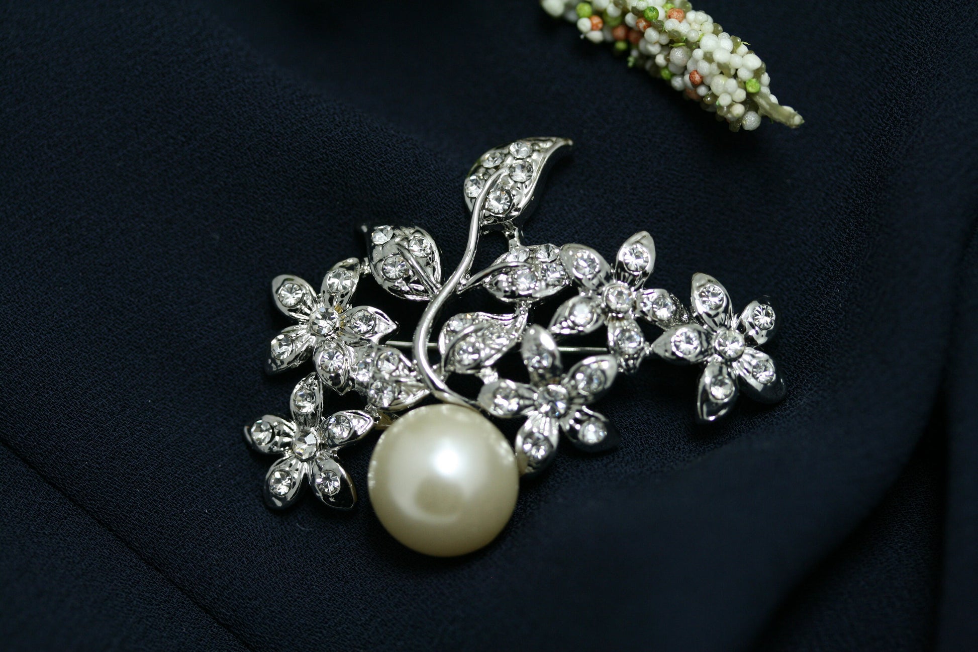 Elegant Faux Pearl Leaf Brooch ，Plant Brooch Pins Women Clothing Fashion Jewelry Gifts， Faux Pearl Fashion Jewelry For Her