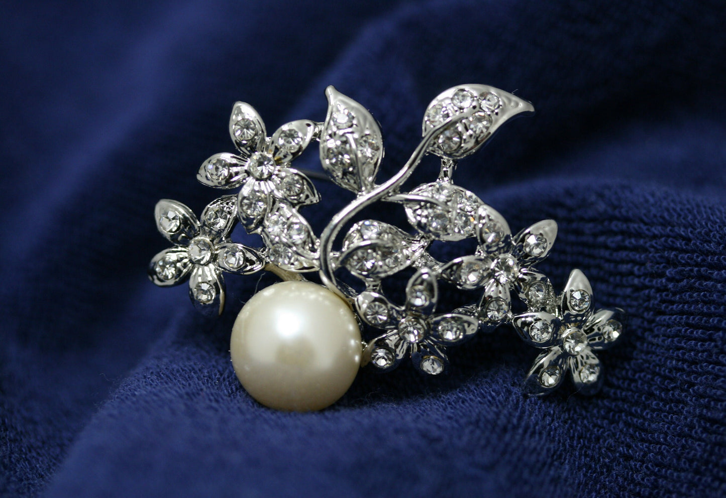 Elegant Faux Pearl Leaf Brooch ，Plant Brooch Pins Women Clothing Fashion Jewelry Gifts， Faux Pearl Fashion Jewelry For Her