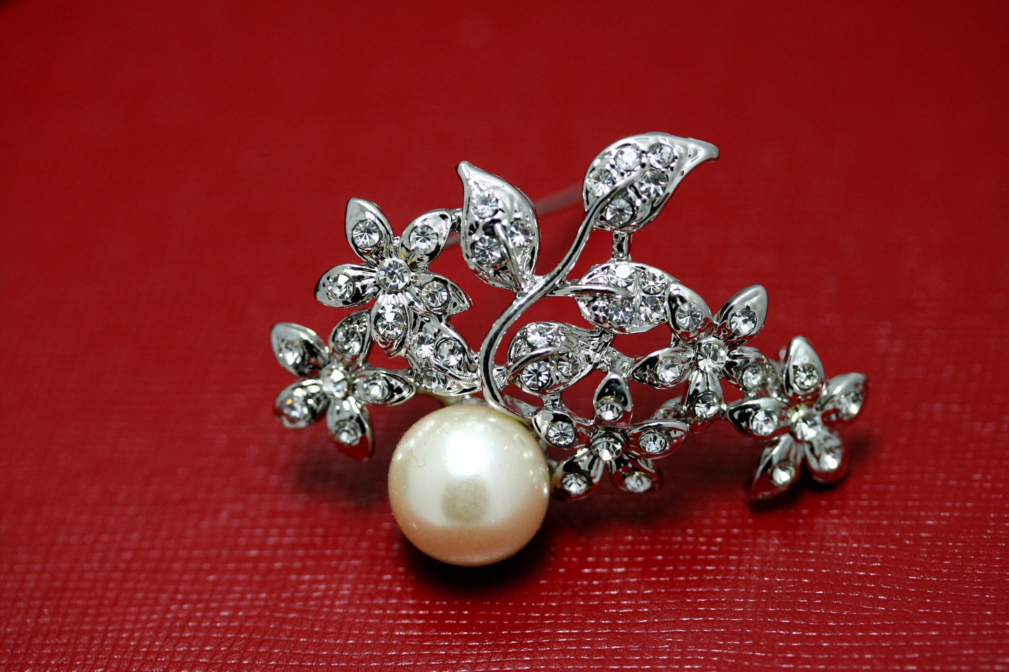 Elegant Faux Pearl Leaf Brooch ，Plant Brooch Pins Women Clothing Fashion Jewelry Gifts， Faux Pearl Fashion Jewelry For Her