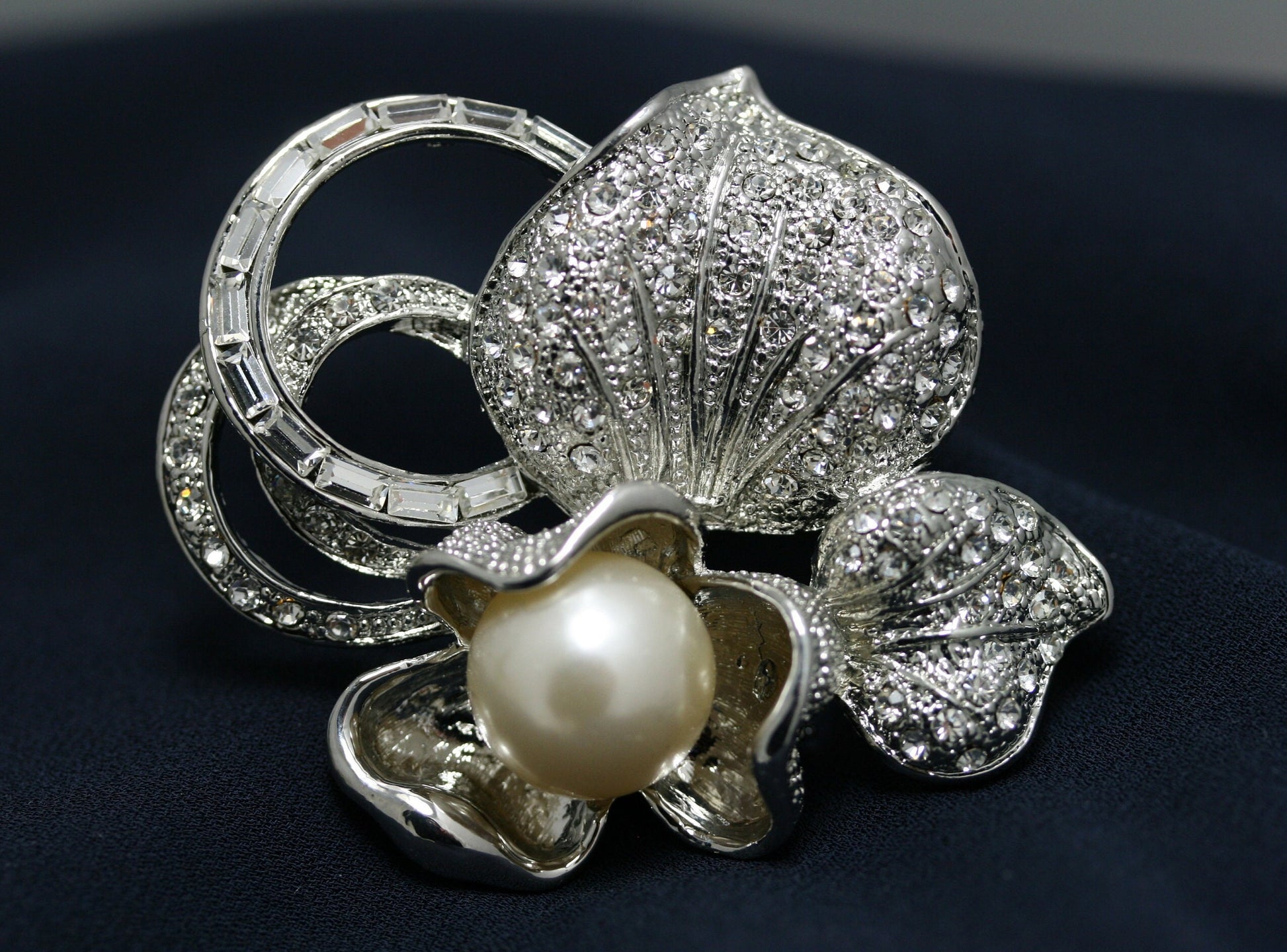 Vintage Silver Tone Clear Rhinestone Pearl Flower Brooch, Flower Brooches for Women, Rhinestone Pearl Crystal Pins