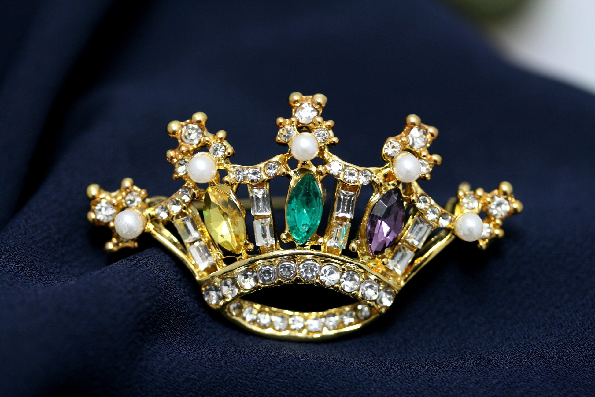 CROWN Pin Mardi Gras RHINESTONE Crystal Brooch, Crown Brooch with Peral Pin, Crystal Crown Brooch Jewelry