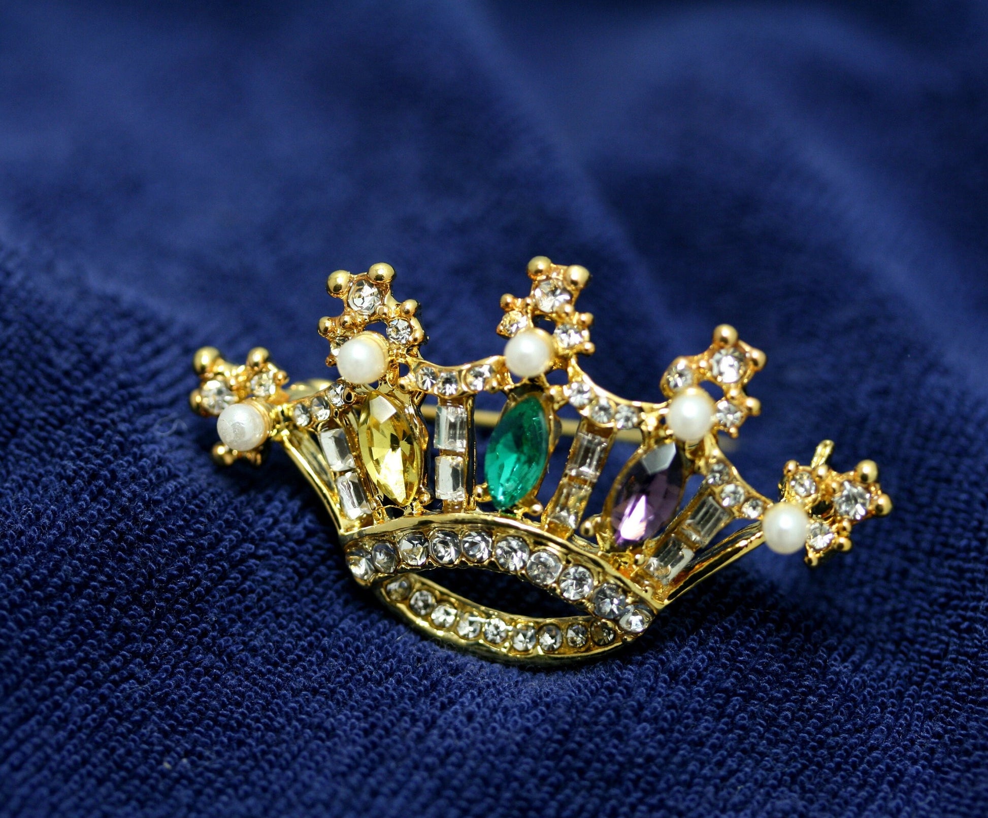 CROWN Pin Mardi Gras RHINESTONE Crystal Brooch, Crown Brooch with Peral Pin, Crystal Crown Brooch Jewelry