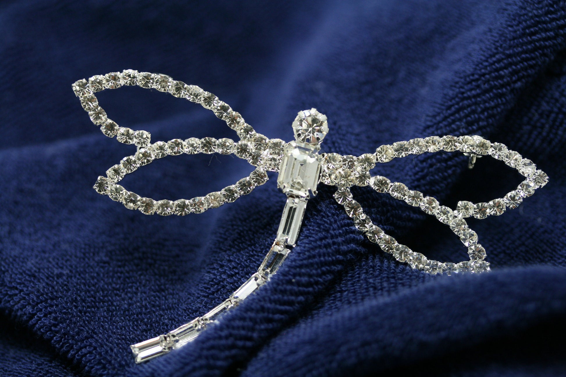 Silver-Tone Metal Elegant Clear Crystal Rhinestone Dainty Dragonfly Pin Brooch