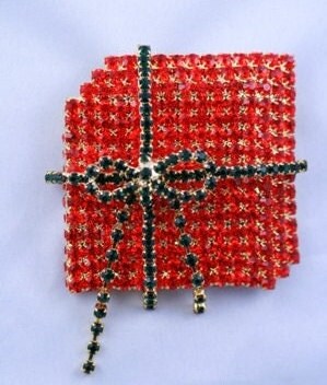 Vintage Large 3D Rhinestone Christmas Gift Box Brooch, Holiday Crystal Present Box Pin, Holiday Jewelry.