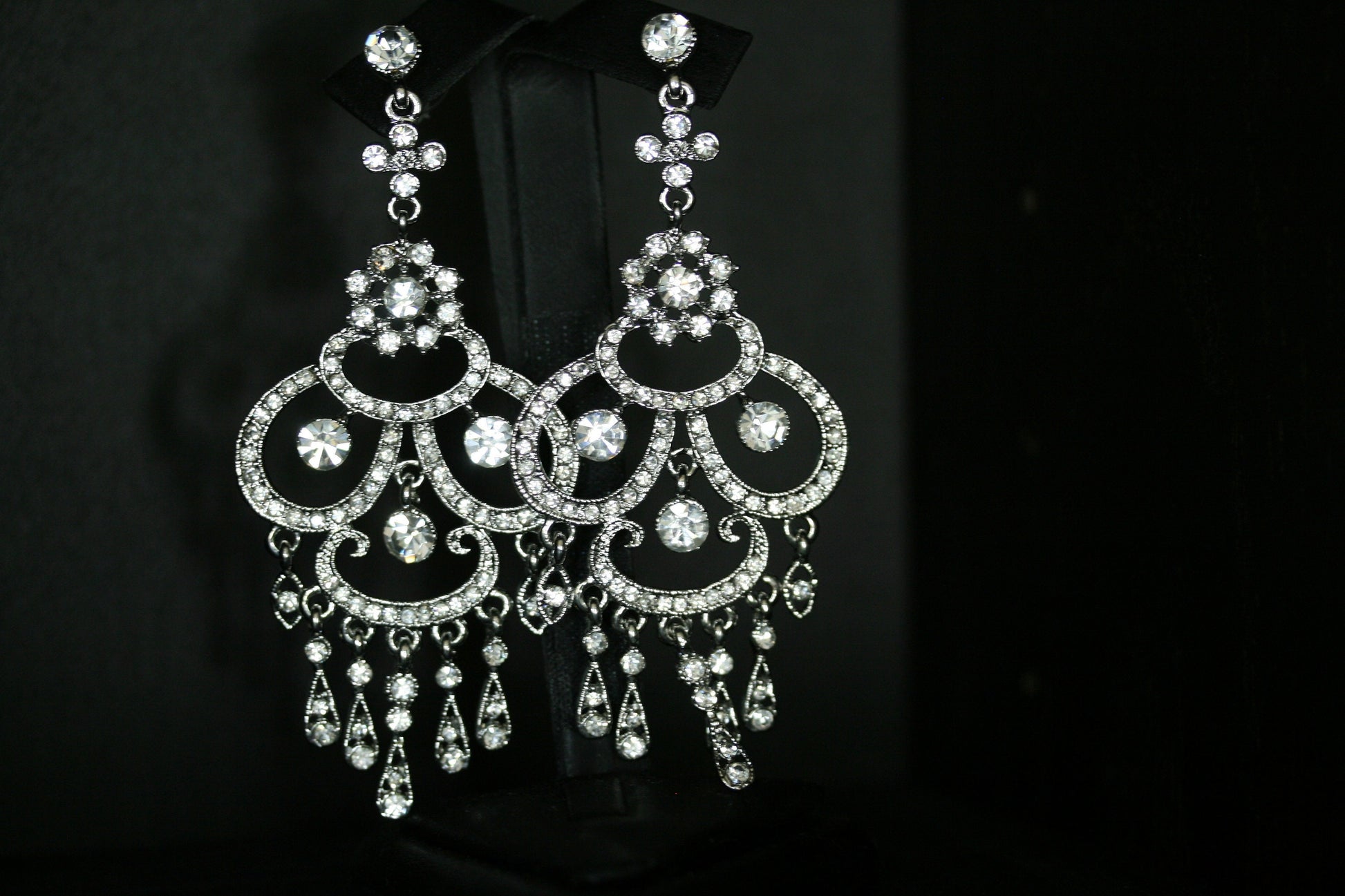 Vintage Rhinestone Chandelier Drop Earrings in Silver Décor Drop Earrings Bridal Wedding Antique Silver Dazzle Crystal Dangle Earrings