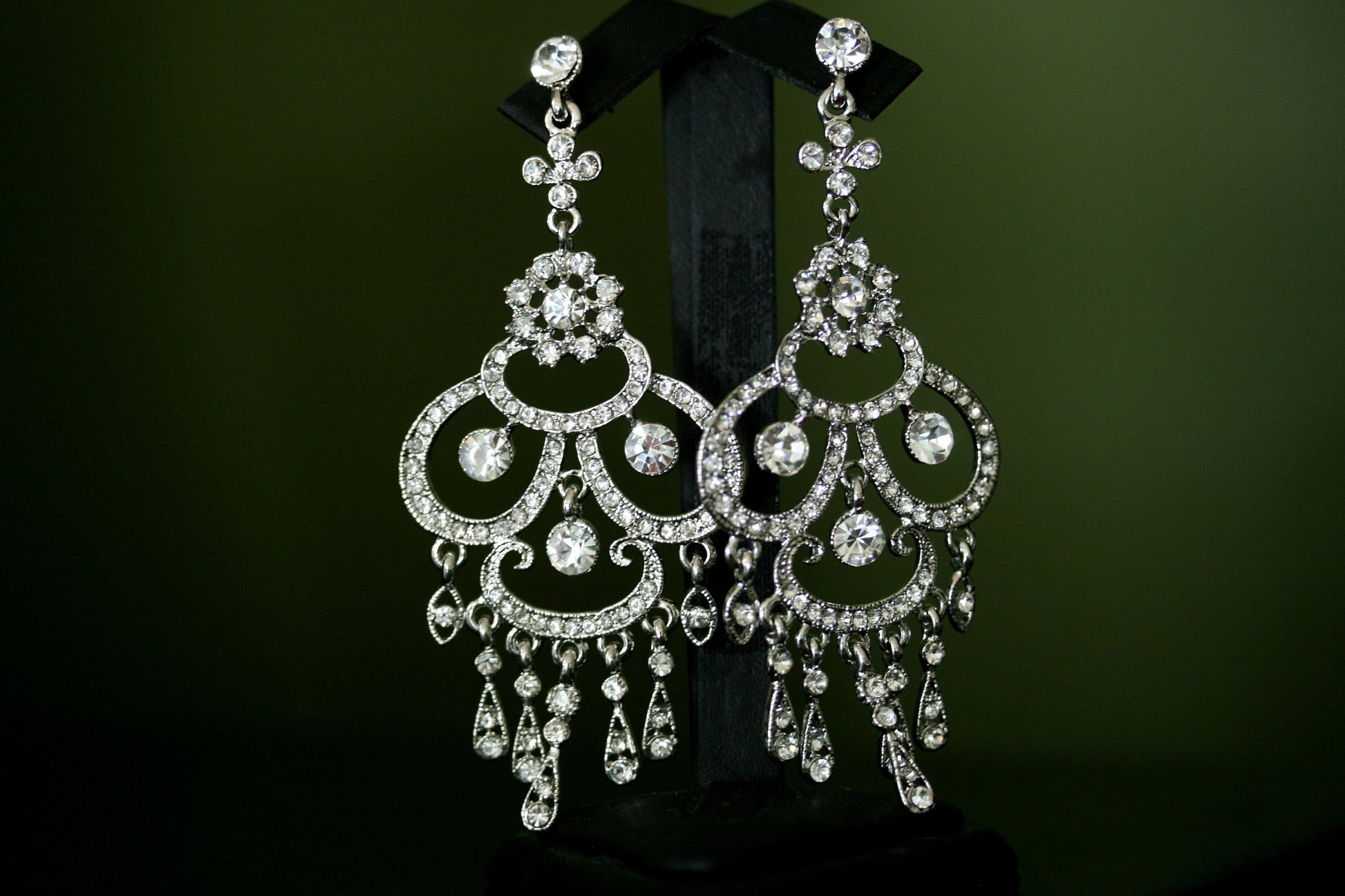 Vintage Rhinestone Chandelier Drop Earrings in Silver Décor Drop Earrings Bridal Wedding Antique Silver Dazzle Crystal Dangle Earrings