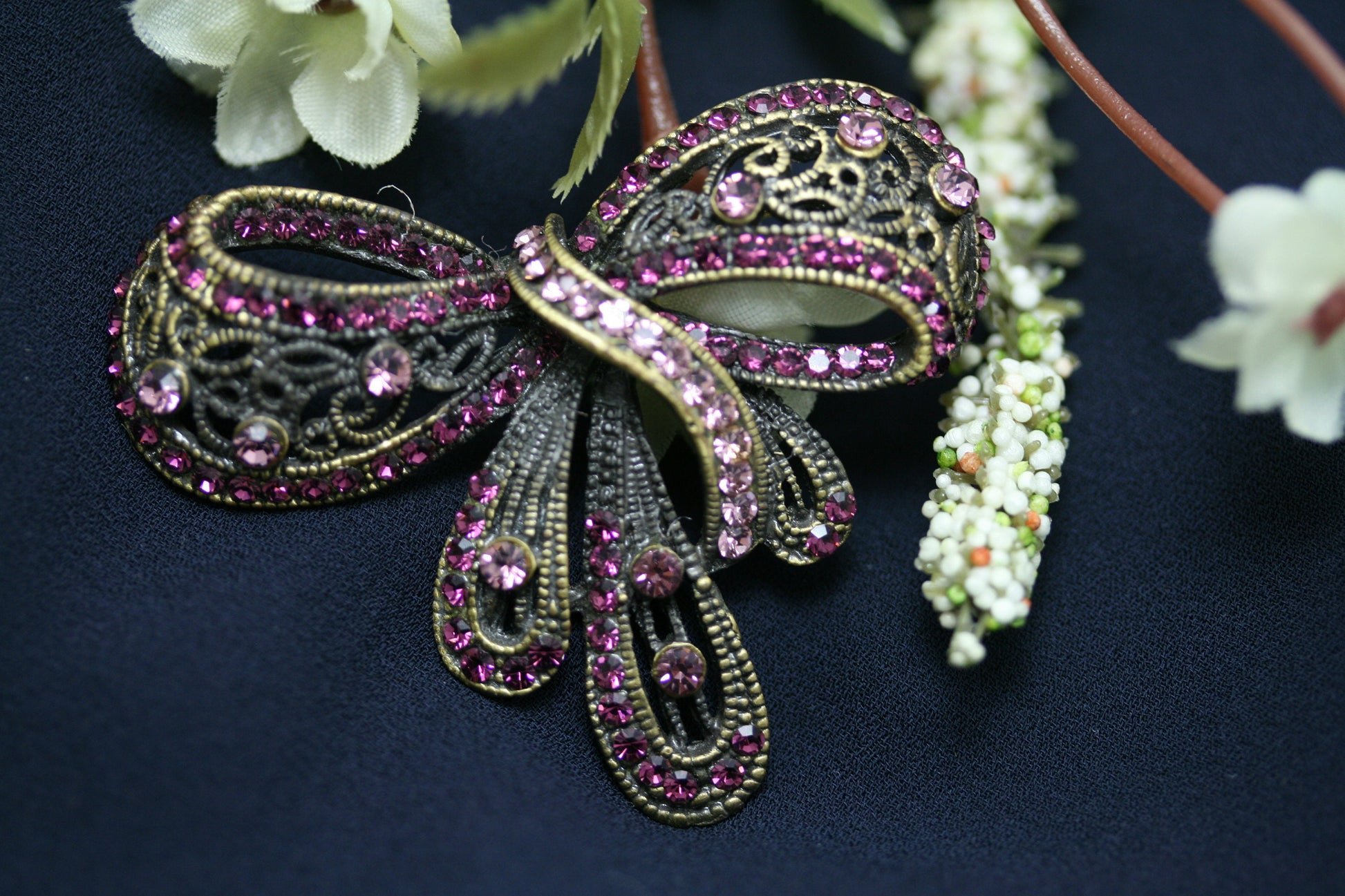 Vintage Style Rhinestone Statement Purple Ribbon Brooch Flower Brooches Women Antique Bowtie Pin Elegant Exquisite Broches