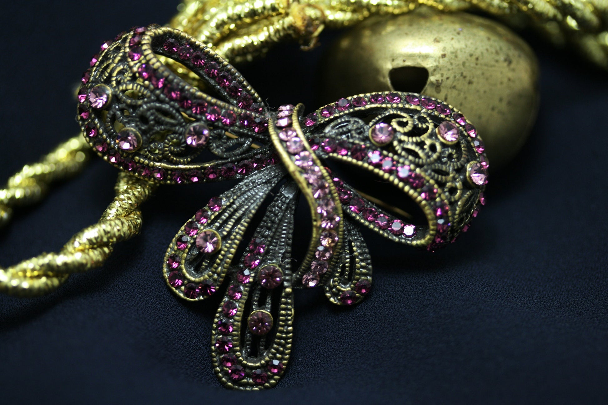 Vintage Style Rhinestone Statement Purple Ribbon Brooch Flower Brooches Women Antique Bowtie Pin Elegant Exquisite Broches