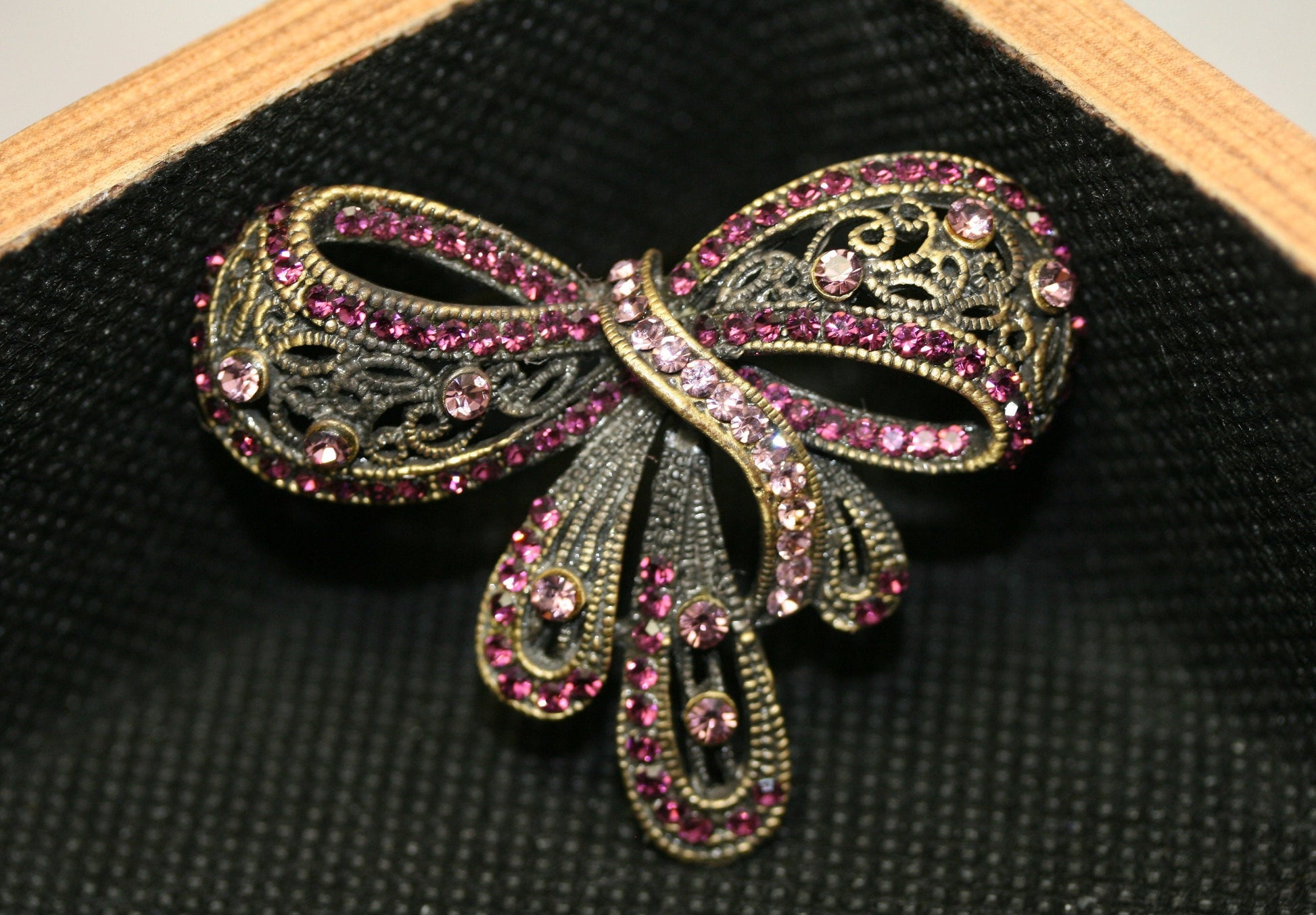 Vintage Style Rhinestone Statement Purple Ribbon Brooch Flower Brooches Women Antique Bowtie Pin Elegant Exquisite Broches