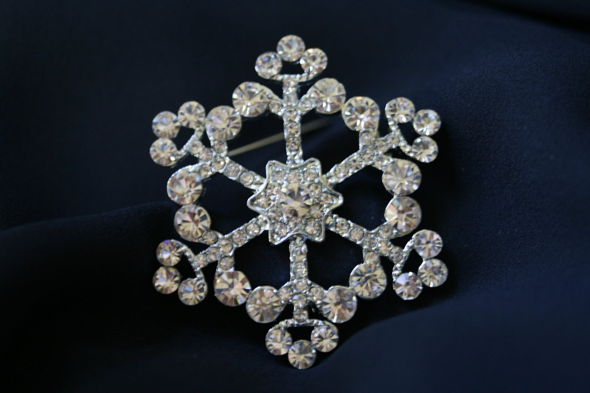 Silver Color Cute Snowflake Brooch Crystal Rhinestone Corsage Lapel Pin Dress Jewelry Clothing Accessories Christmas Pin Brooch