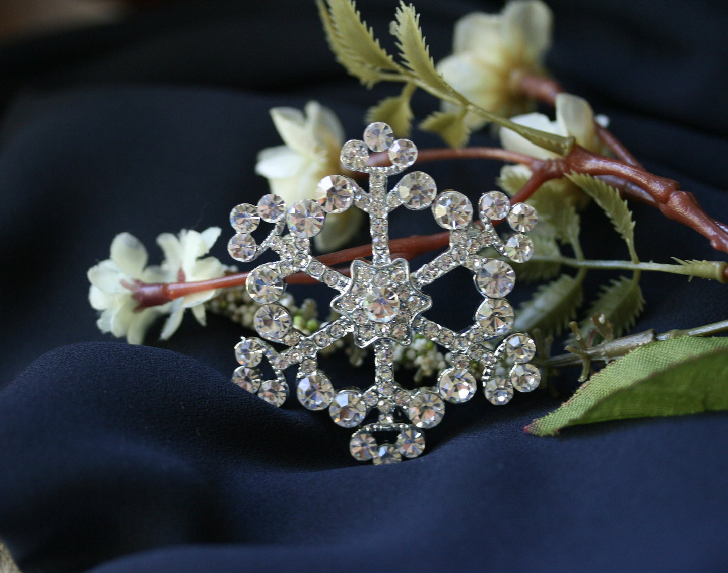 Silver Color Cute Snowflake Brooch Crystal Rhinestone Corsage Lapel Pin Dress Jewelry Clothing Accessories Christmas Pin Brooch