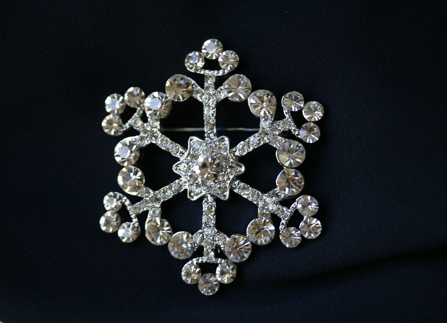 Silver Color Cute Snowflake Brooch Crystal Rhinestone Corsage Lapel Pin Dress Jewelry Clothing Accessories Christmas Pin Brooch