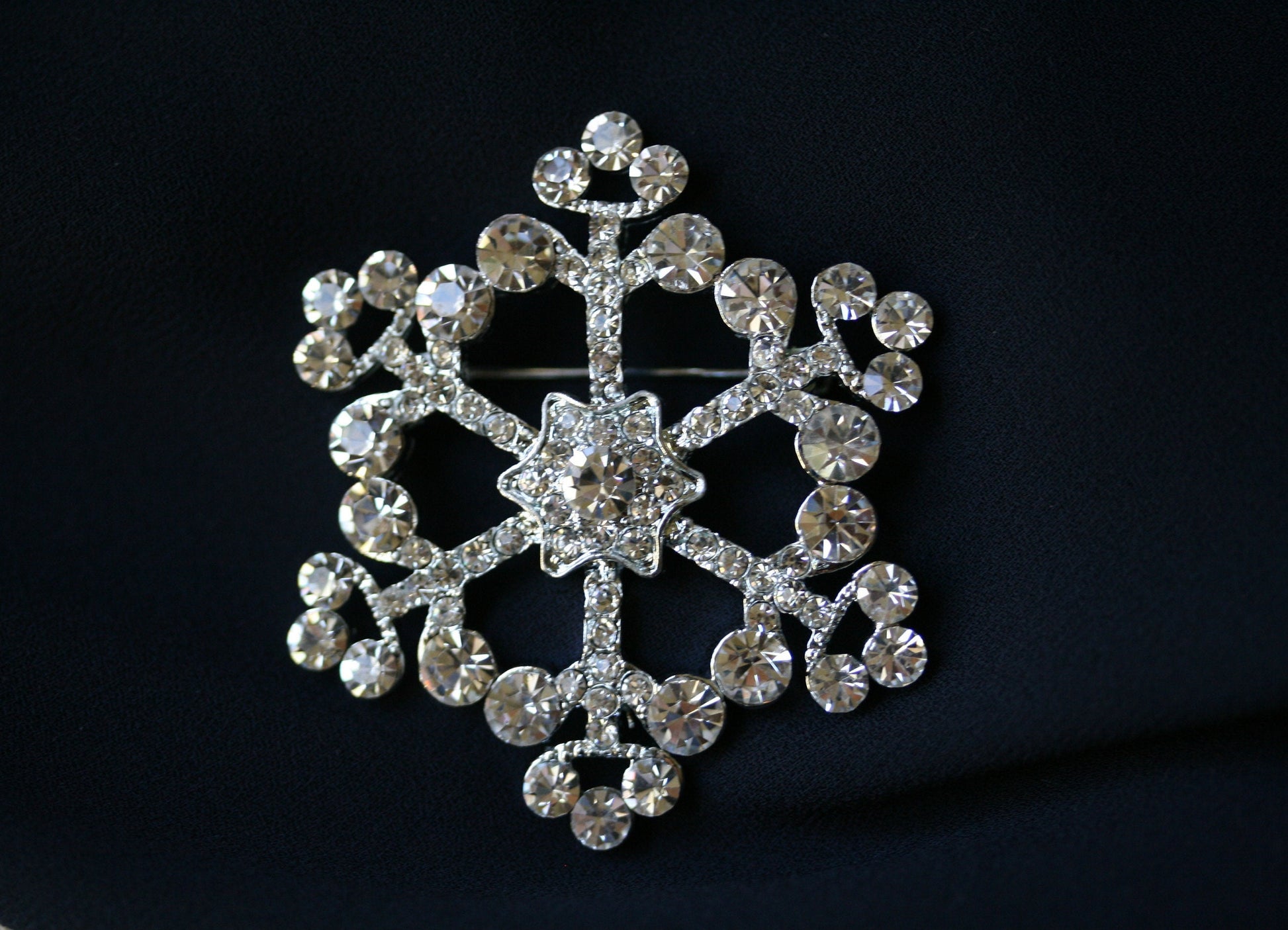 Silver Color Cute Snowflake Brooch Crystal Rhinestone Corsage Lapel Pin Dress Jewelry Clothing Accessories Christmas Pin Brooch