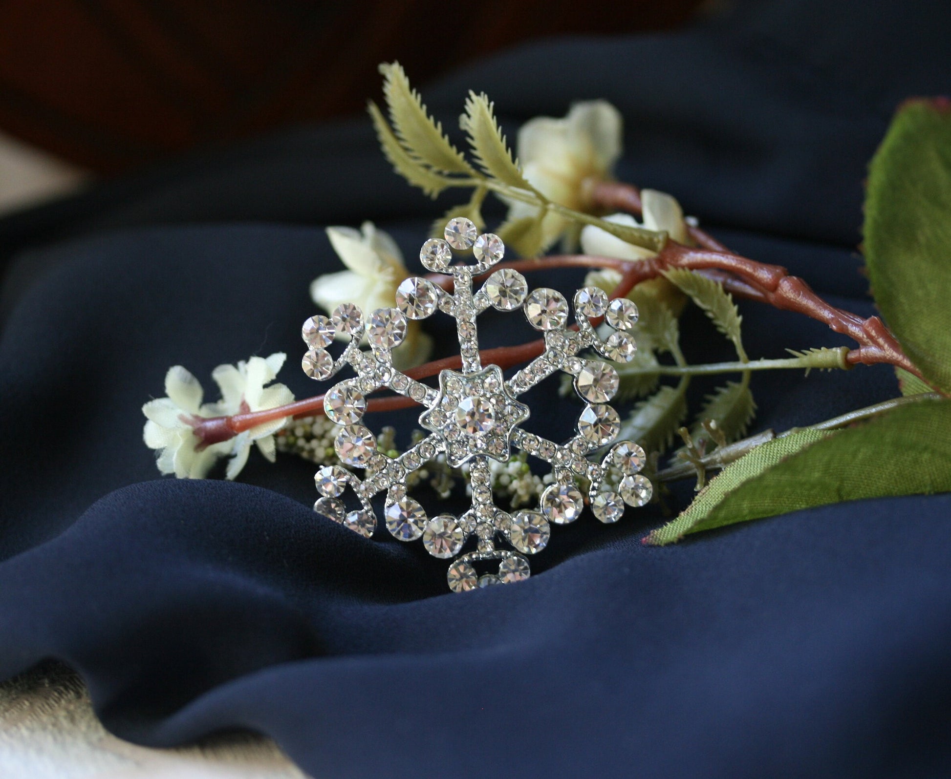 Silver Color Cute Snowflake Brooch Crystal Rhinestone Corsage Lapel Pin Dress Jewelry Clothing Accessories Christmas Pin Brooch