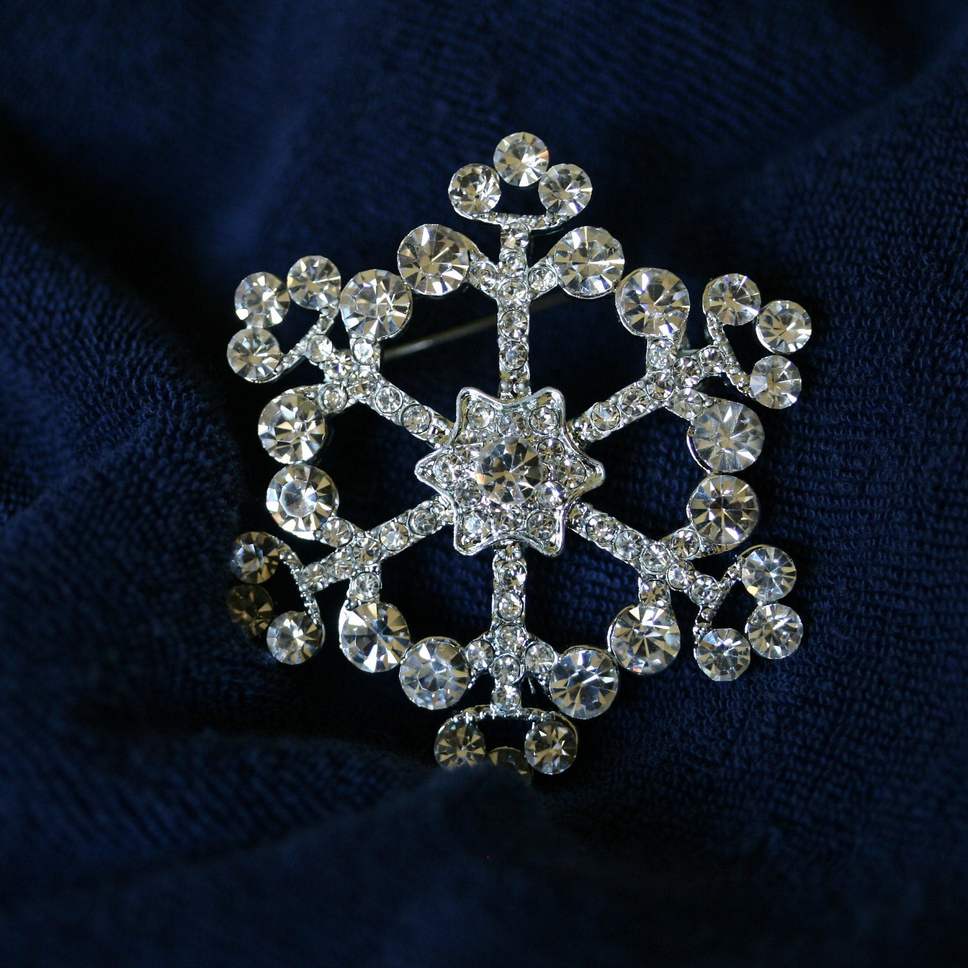 Silver Color Cute Snowflake Brooch Crystal Rhinestone Corsage Lapel Pin Dress Jewelry Clothing Accessories Christmas Pin Brooch