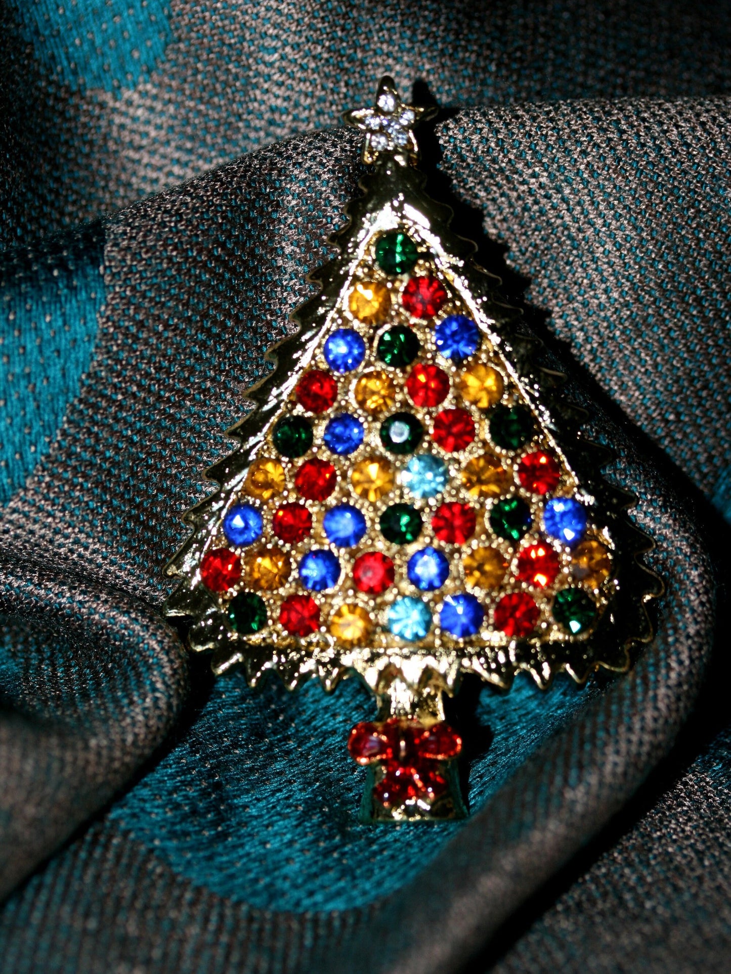 Rhinestone Christmas Tree Brooch, Vintage Gold-Tone Diamond Xmas Tree Brooch Pin, Holiday Jewelry
